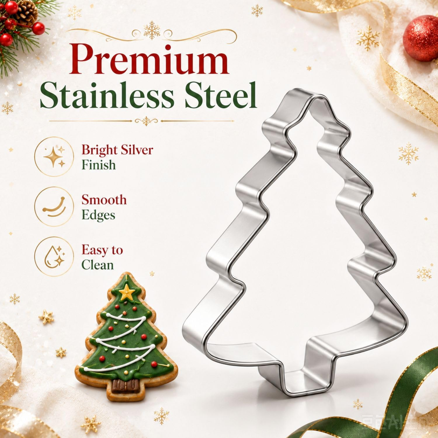 Ein silberner Weihnachtsbaum-Keksausstecher neben einem verzierten Plätzchen und Weihnachtsmitteln.
