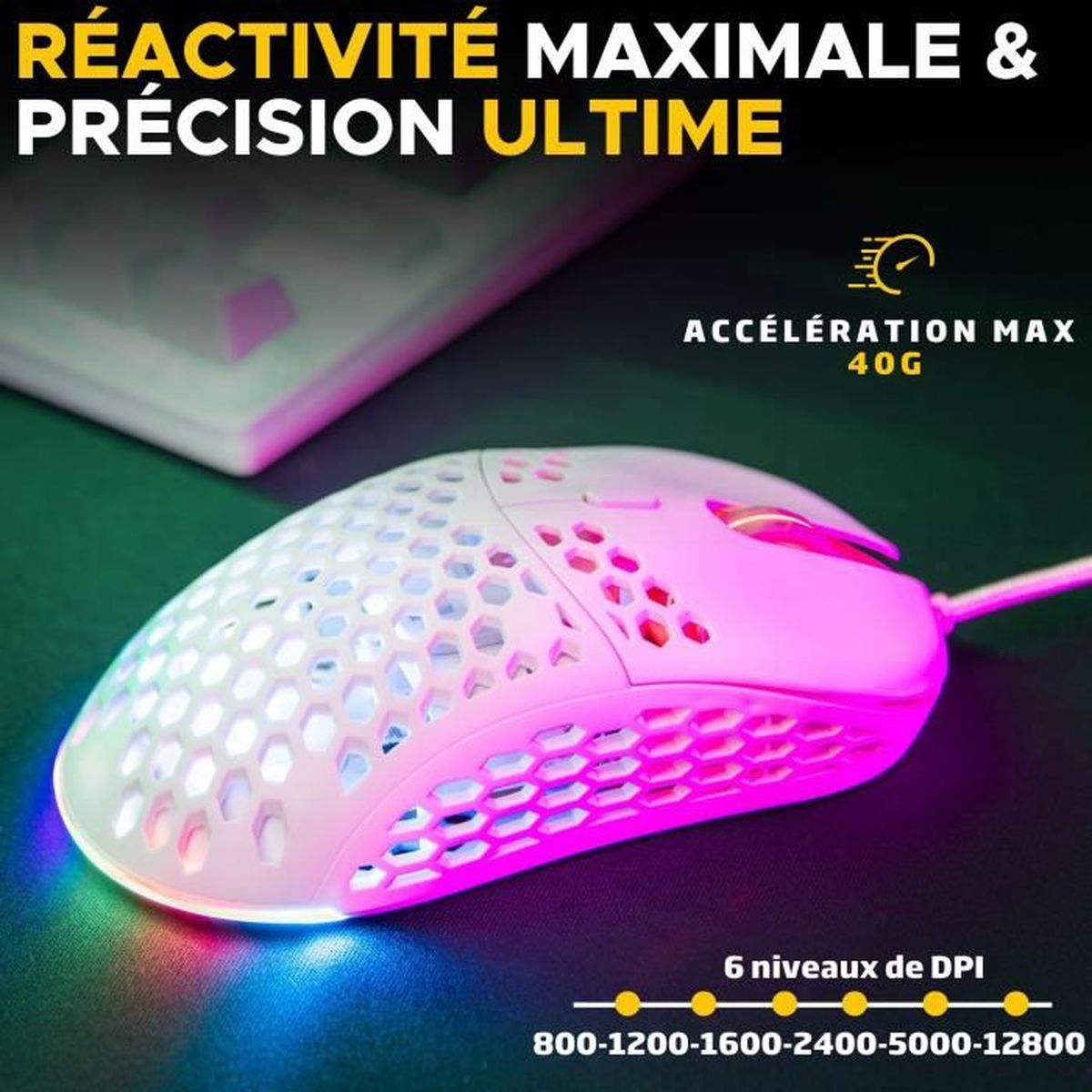 Eine weiße Gaming-Maus mit Wabenmuster und bunter LED-Beleuchtung auf schwarzem Hintergrund.