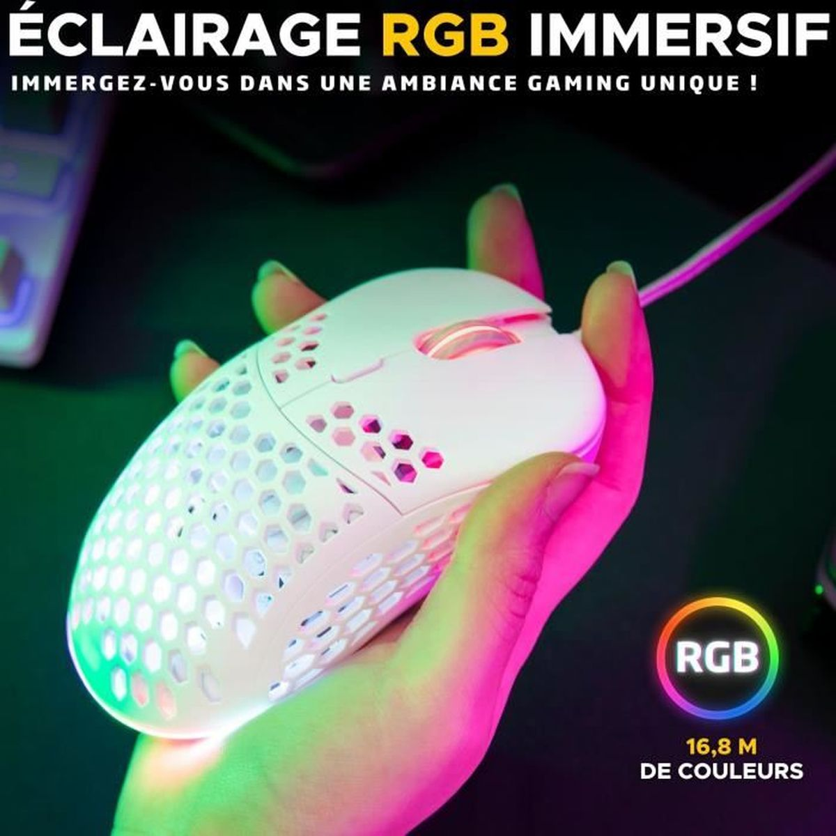 Eine Hand hält eine weiße Gaming-Maus mit Wabenmuster und farbiger RGB-Beleuchtung.