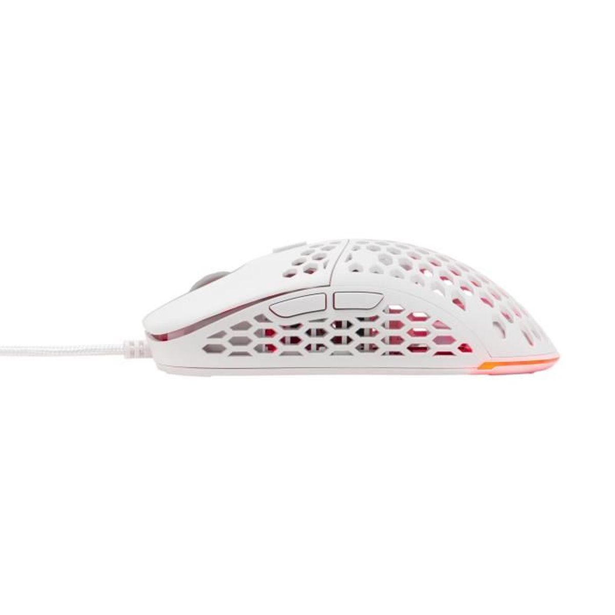 Eine weiße Gaming-Maus mit Wabenmuster und RGB-Beleuchtung auf weißem Hintergrund.