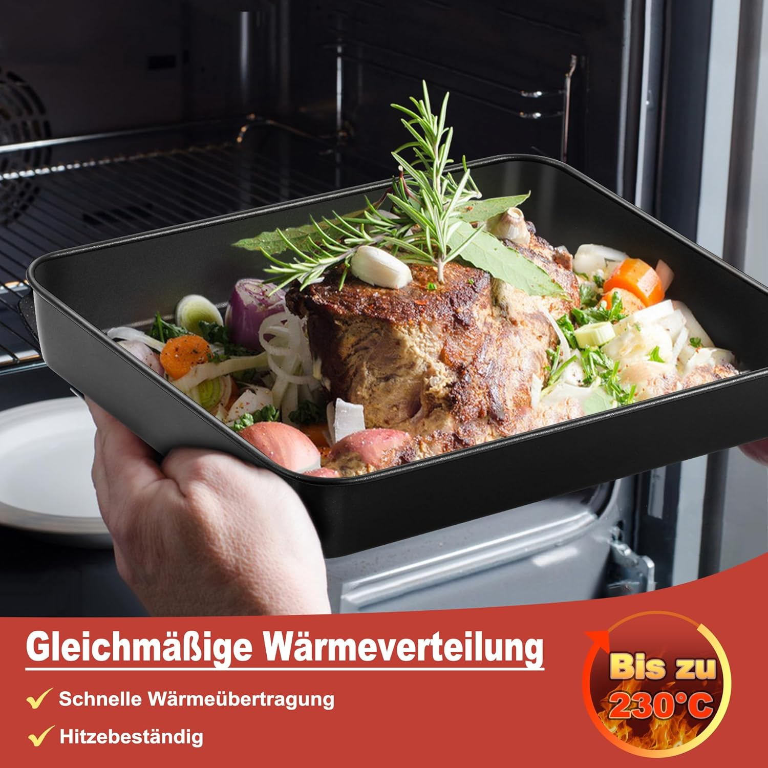 Eine Person hält eine Bratreine mit gewürztem Fleisch, Gemüse und Rosmarin vor einem Ofen.