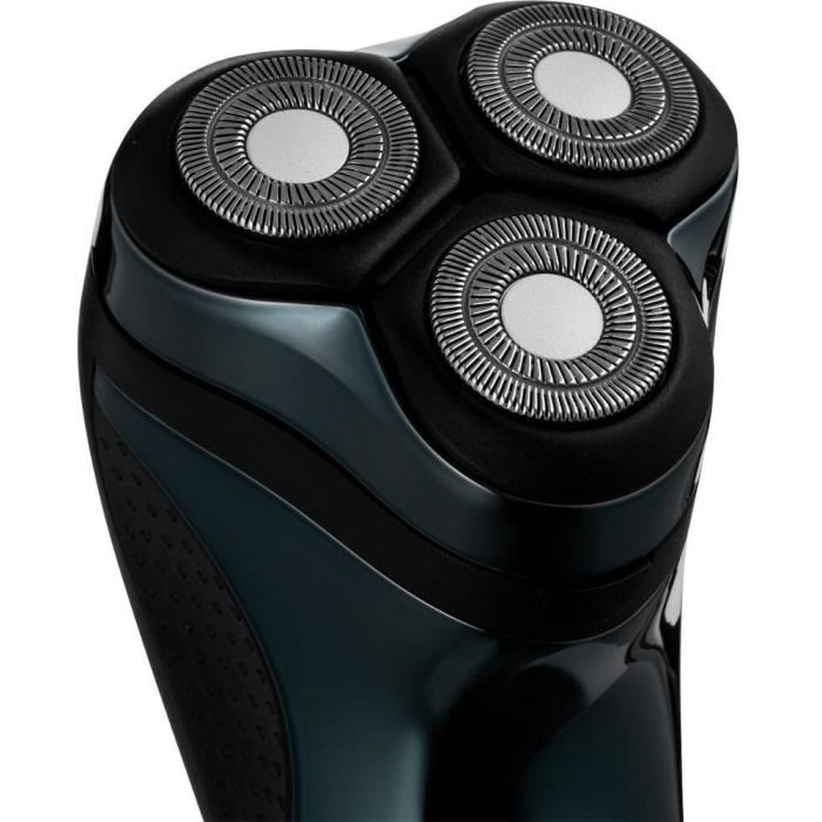 Primo piano di un moderno rasoio elettrico con tre testine rotanti circolari su sfondo scuro.