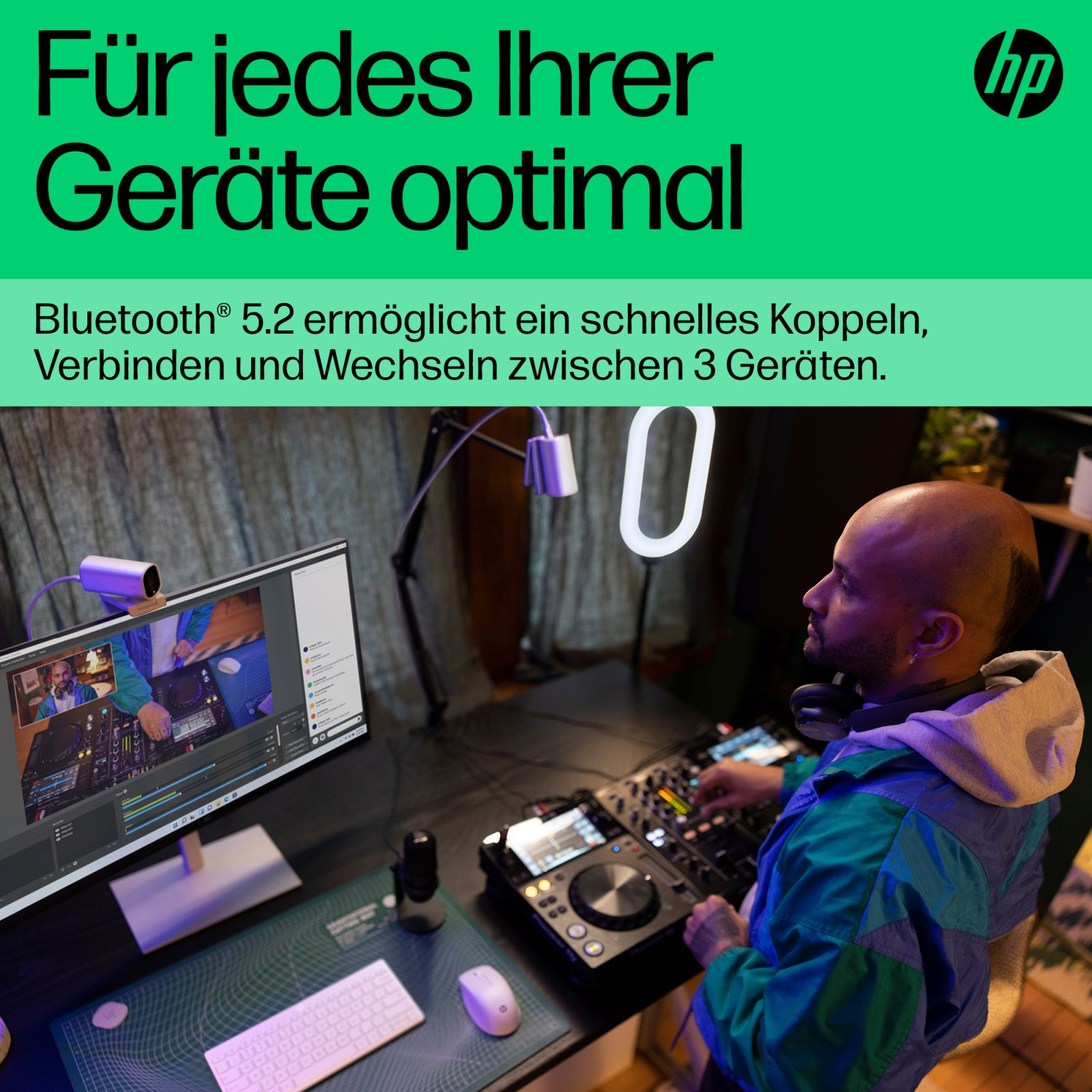Ein Mann bedient ein DJ-Mischpult vor einem Computermonitor mit deutschem Text und HP-Logo.
