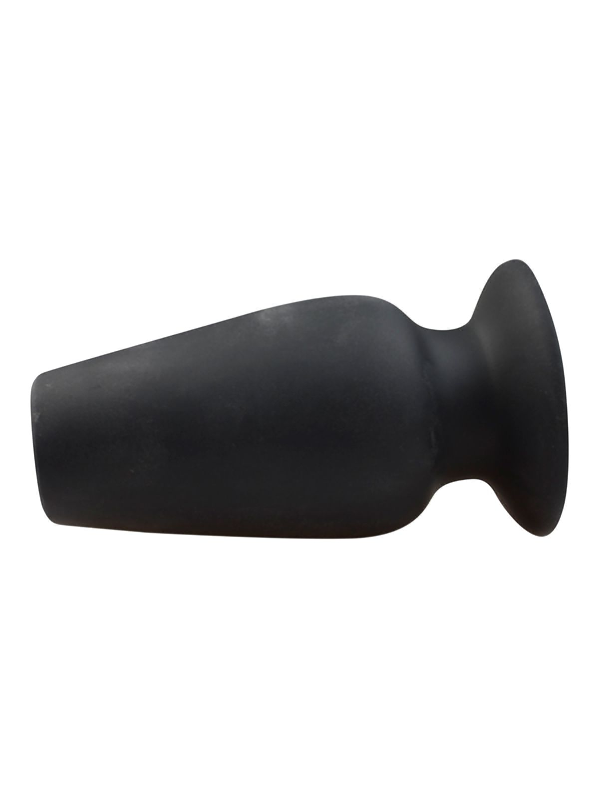 Eine schwarze matte Keramikvase liegt horizontal vor einem weißen Hintergrund.