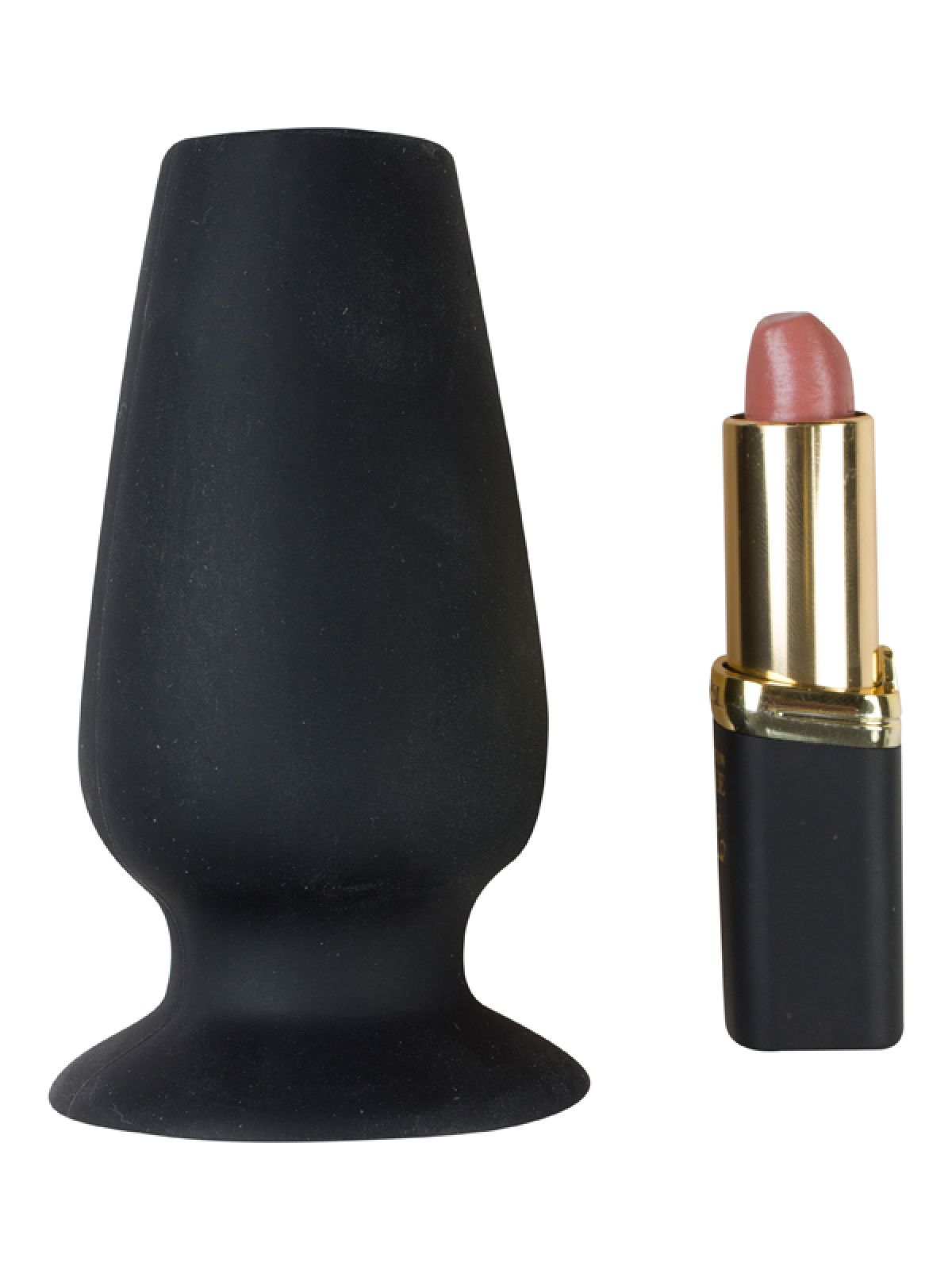 Ein schwarzer Analtalk neben einer Tube rosa Lippenstift auf weißem Grund.
