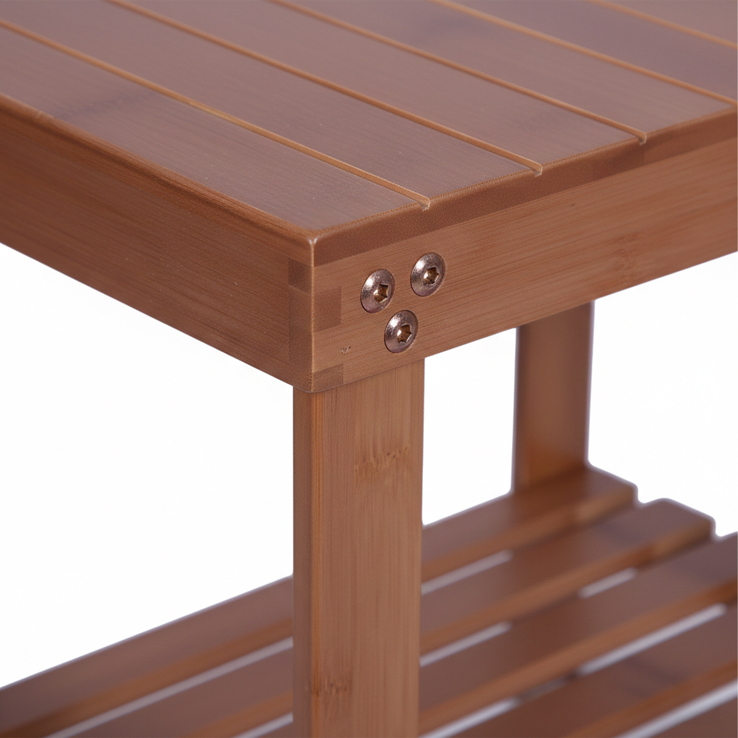 Nahaufnahme einer Holzbank mit sichtbaren Schrauben an der Ecke.