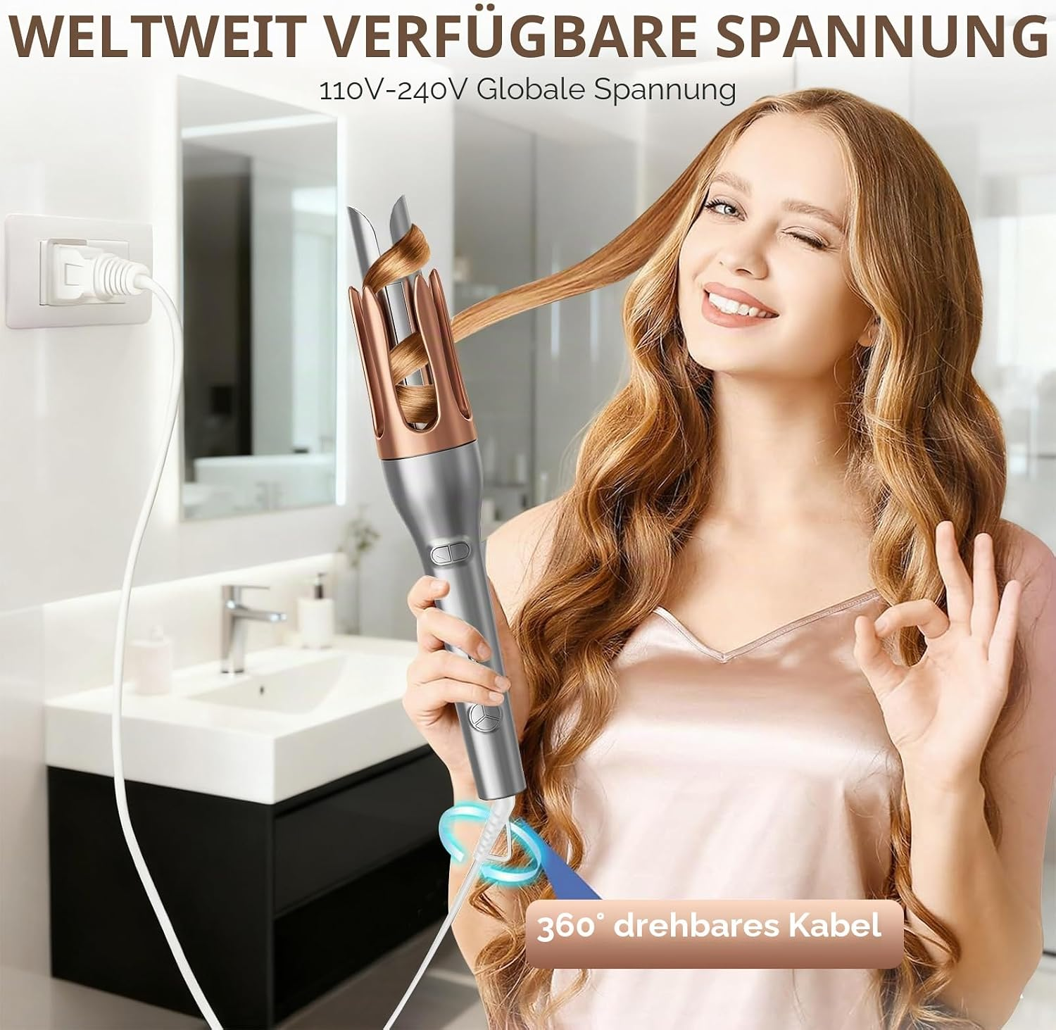 Eine lächelnde Frau benutzt einen automatischen Lockenstab in einem Badezimmer.
