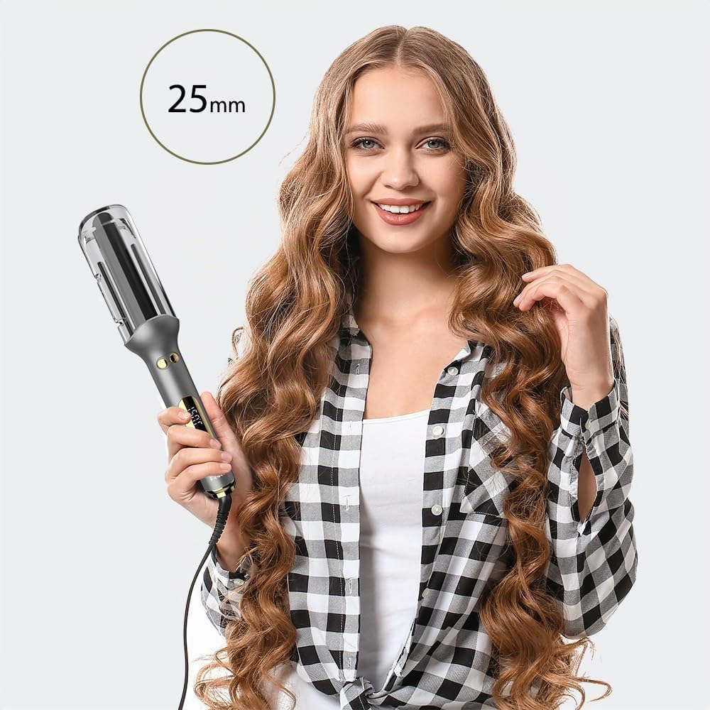 Eine lächelnde Frau mit langem, gewelltem Haar hält einen grauen 25mm Lockenstab in der Hand.