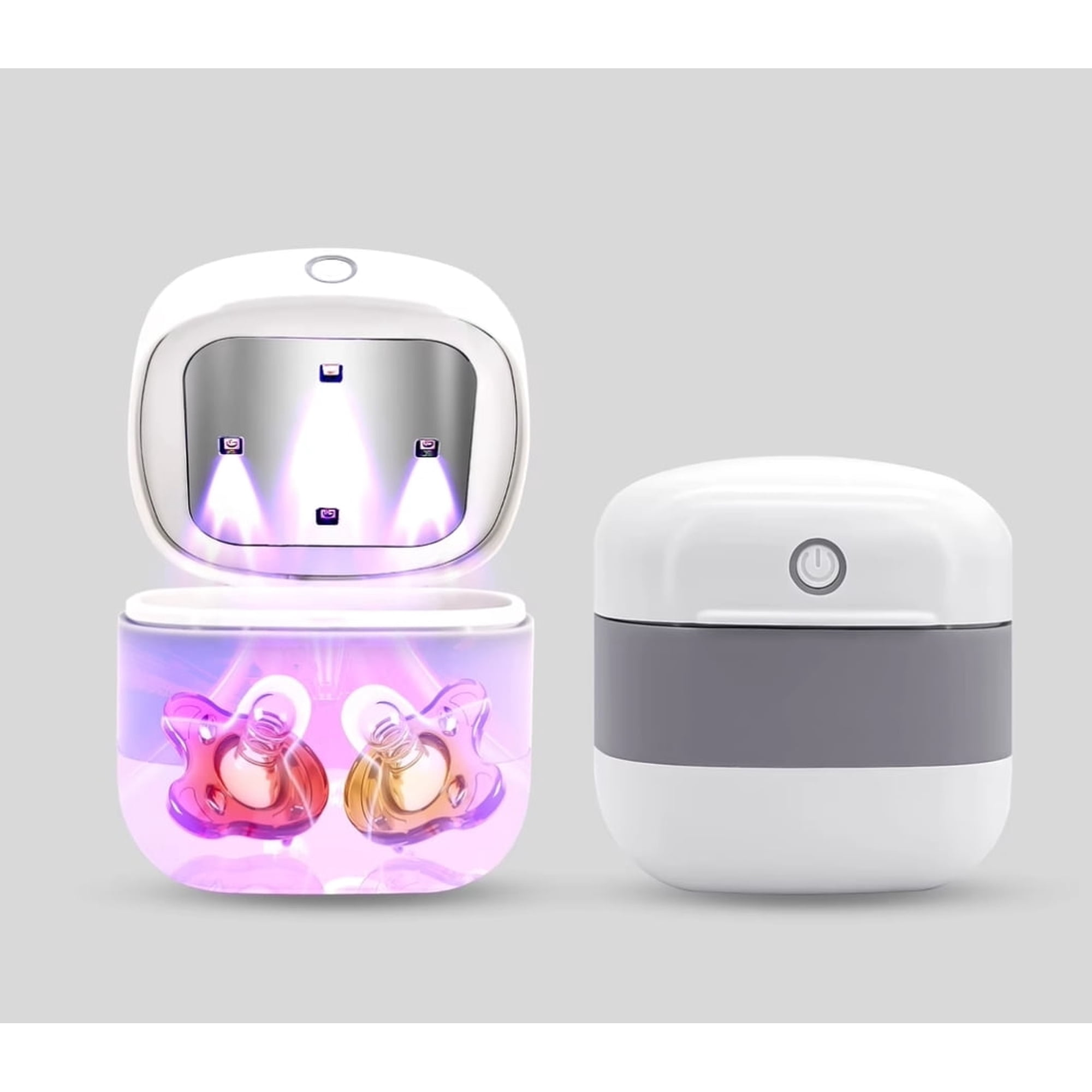 Ein weißer UV-Sterilisator mit zwei Schnullern innen, einmal geöffnet und einmal geschlossen daneben.