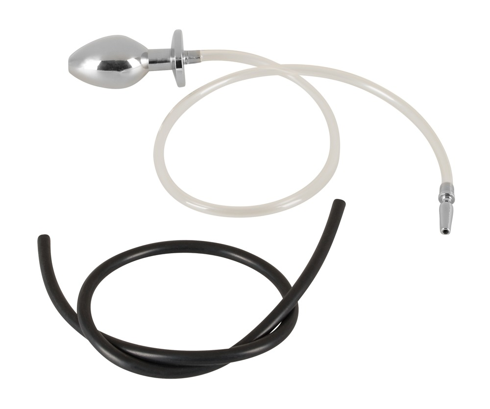 Ein verchromter Analplug aus Metall mit einem klaren Plastikschlauch und einem separaten schwarzen Gummischlauch.