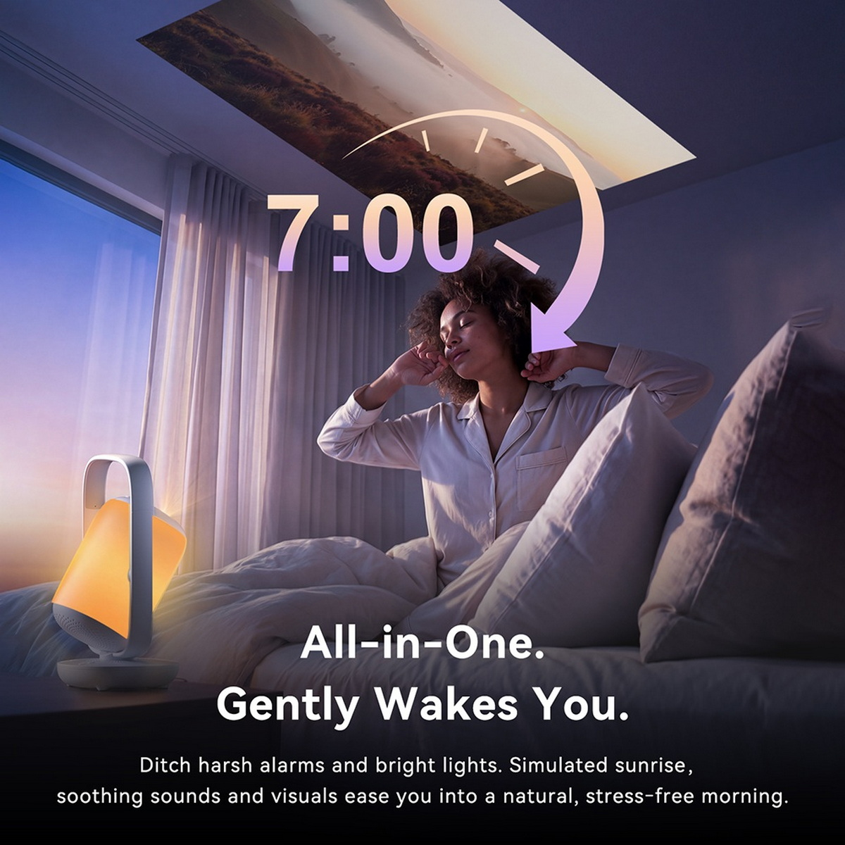 Eine Frau wacht morgens entspannt im Bett auf, begleitet von sanftem Licht einer Lampe.