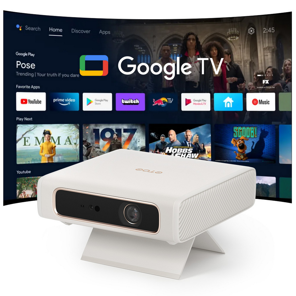 Ein weißer Mini-Projektor steht auf einem Ständer vor einem großen Bildschirm, der das Google TV-Interface zeigt.