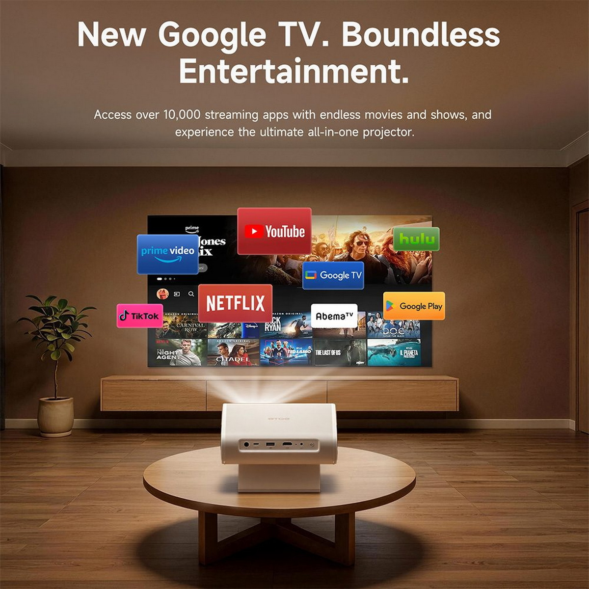 Ein weißer Beamer projiziert Google TV auf eine Wand, umringt von App-Logos und Text.