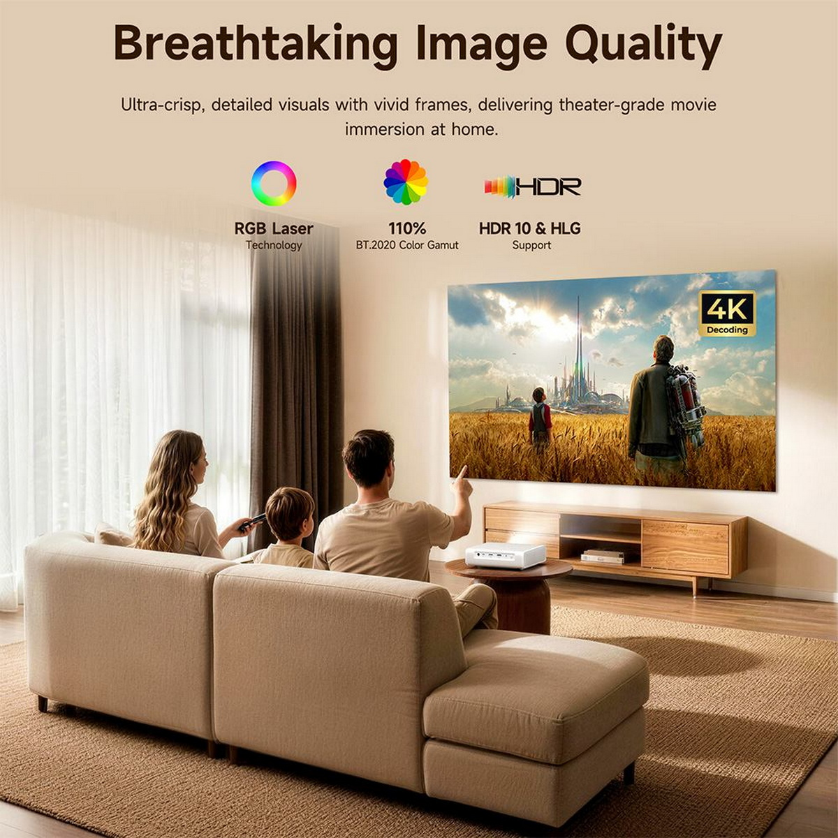 Eine Familie sitzt auf einem Sofa und schaut einen Film auf einer großen Leinwand.