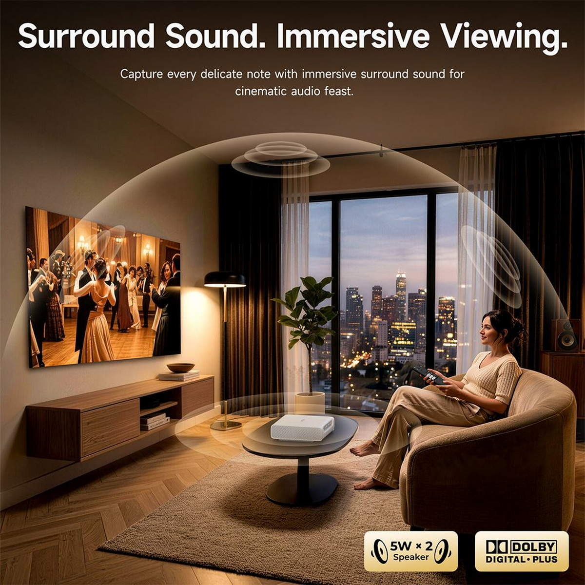 Eine Frau sitzt auf einem Sofa in einem modernen Wohnzimmer und schaut auf eine Leinwand mit Surround-Sound.