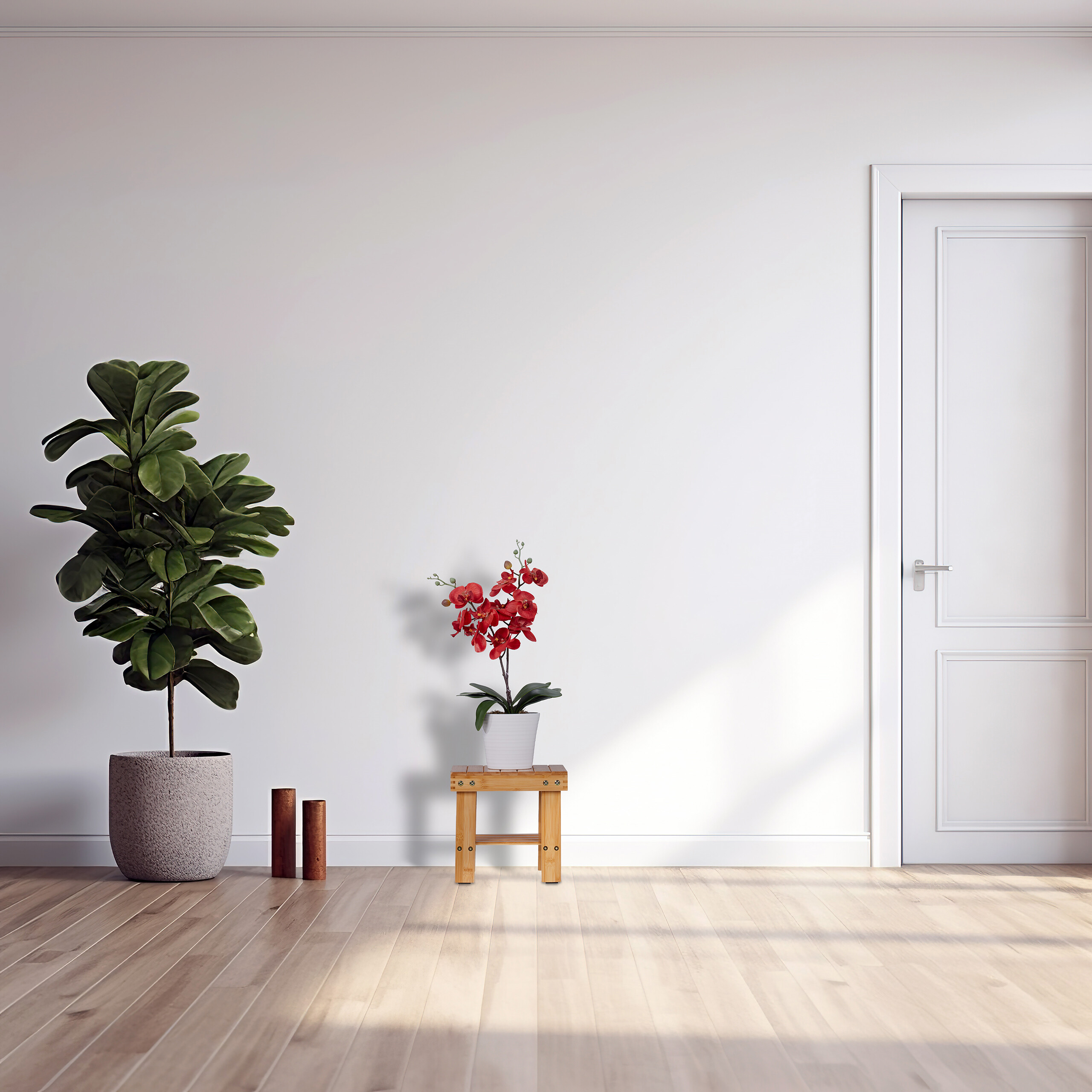 Ein heller Raum mit Parkettboden, einer großen Pflanze im Topf, einer roten Orchidee auf einem Hocker und einer weißen Tür.