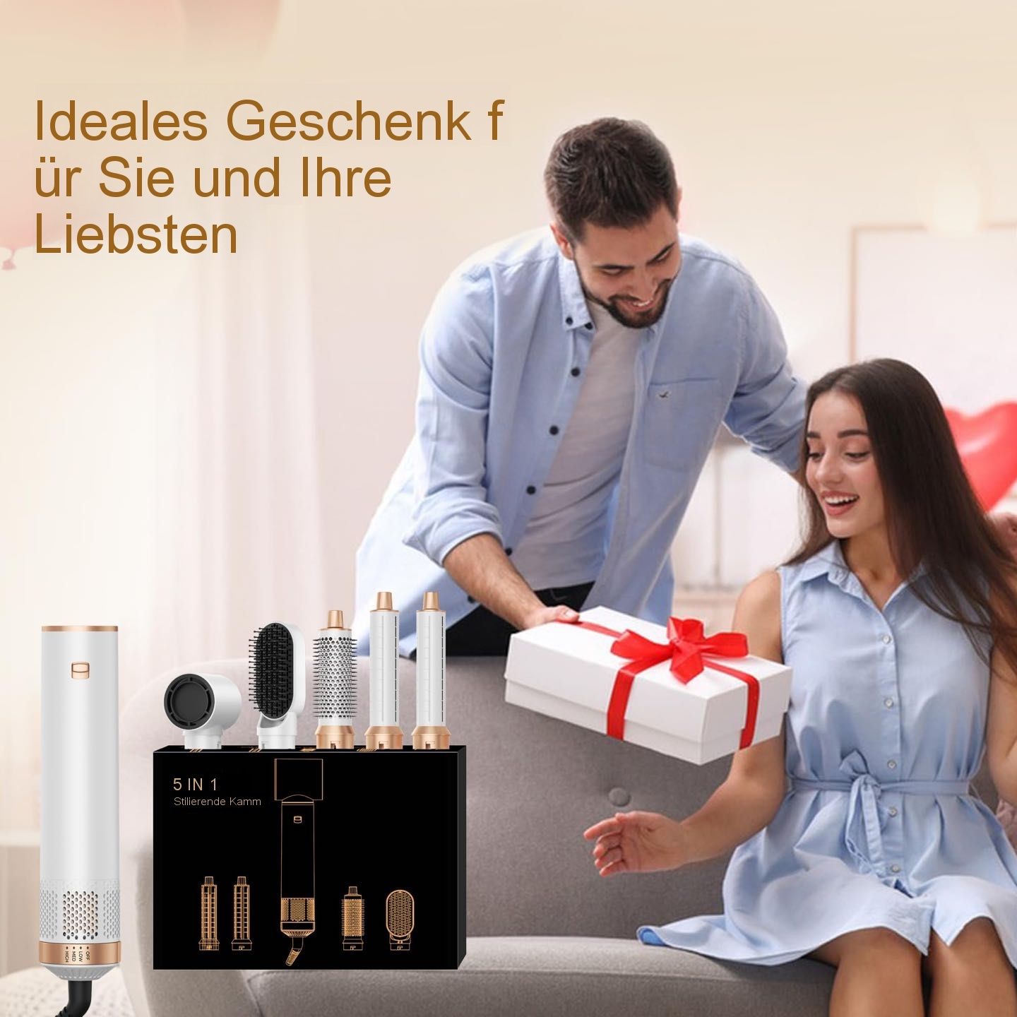 Ein Mann überreicht einer lächelnden Frau auf einem Sofa ein Geschenk, links ist ein 5-in-1-Haarstyler zu sehen.