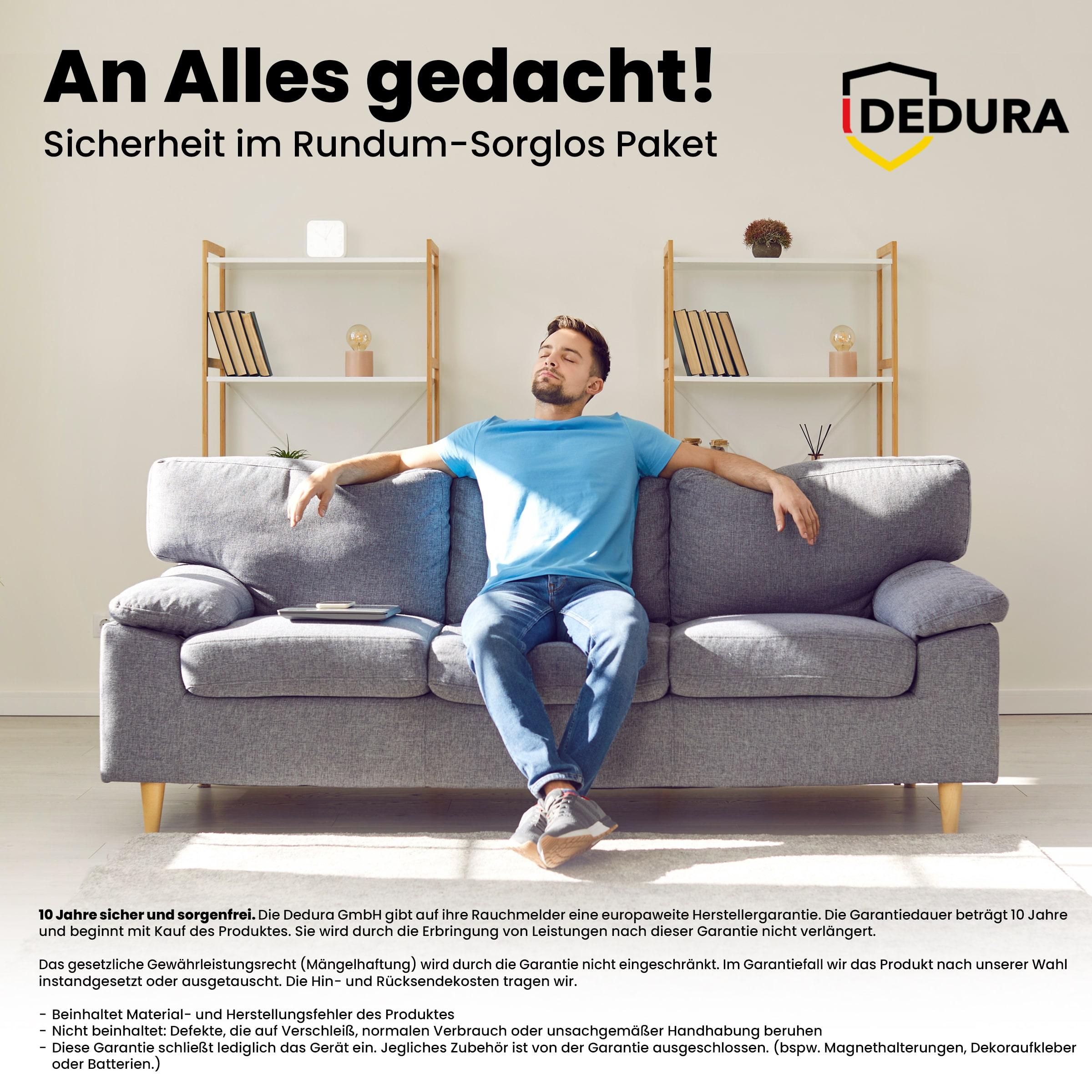 Ein entspannter Mann sitzt mit ausgebreiteten Armen auf einem grauen Sofa in einem hellen Wohnzimmer.