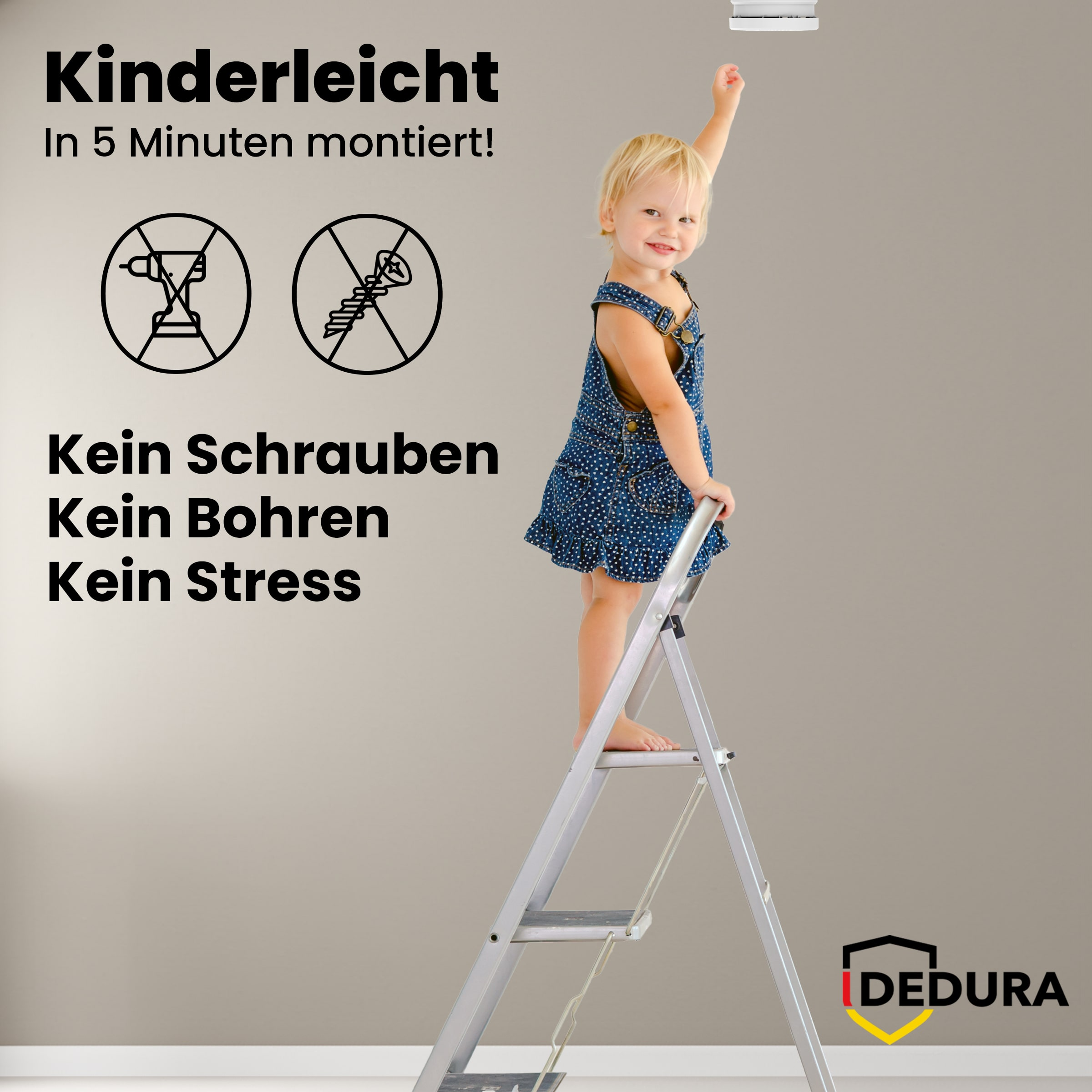 Ein Kleinkind steht auf einer Haushaltsleiter und greift nach einem Rauchmelder an der Decke.