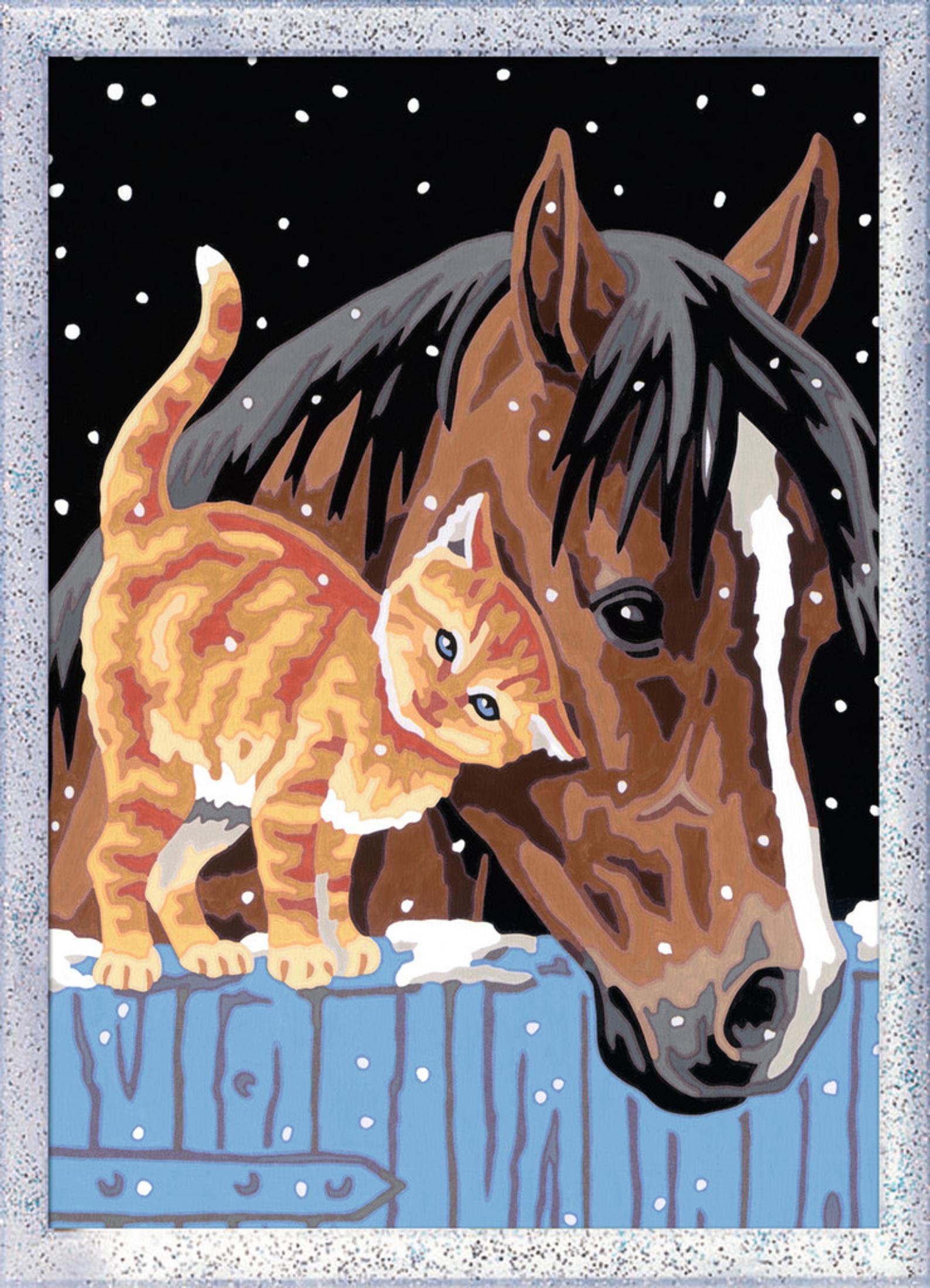 Ein orangefarbenes Katzenkätzchen und ein braunes Pferd stehen nachts im Schnee hinter einem blauen Zaun.