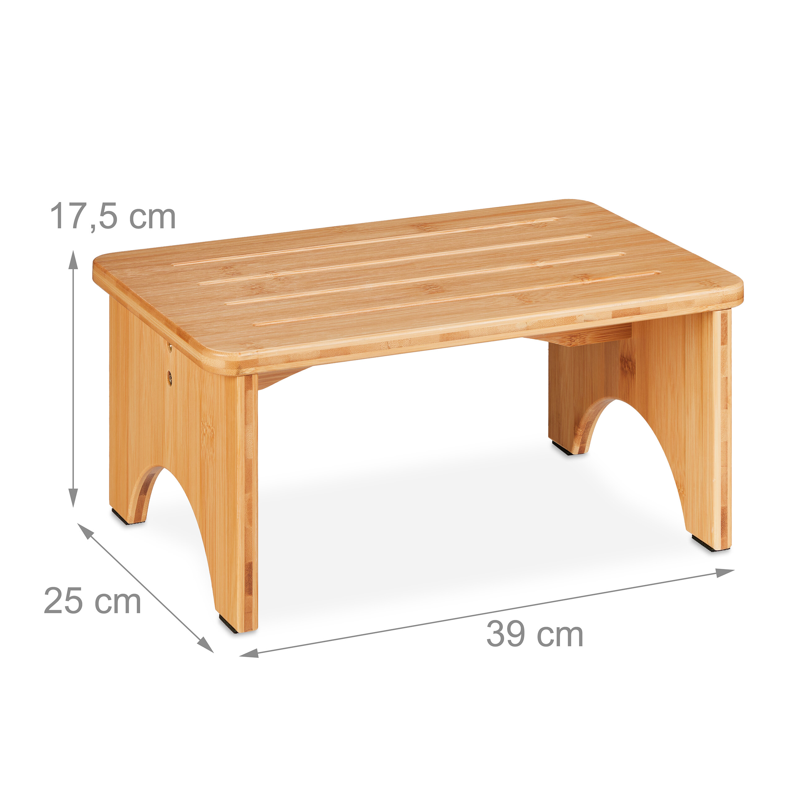 Ein kleiner Holzschemel mit Maßen von 39 cm Breite, 25 cm Tiefe und 17,5 cm Höhe auf weißem Hintergrund.