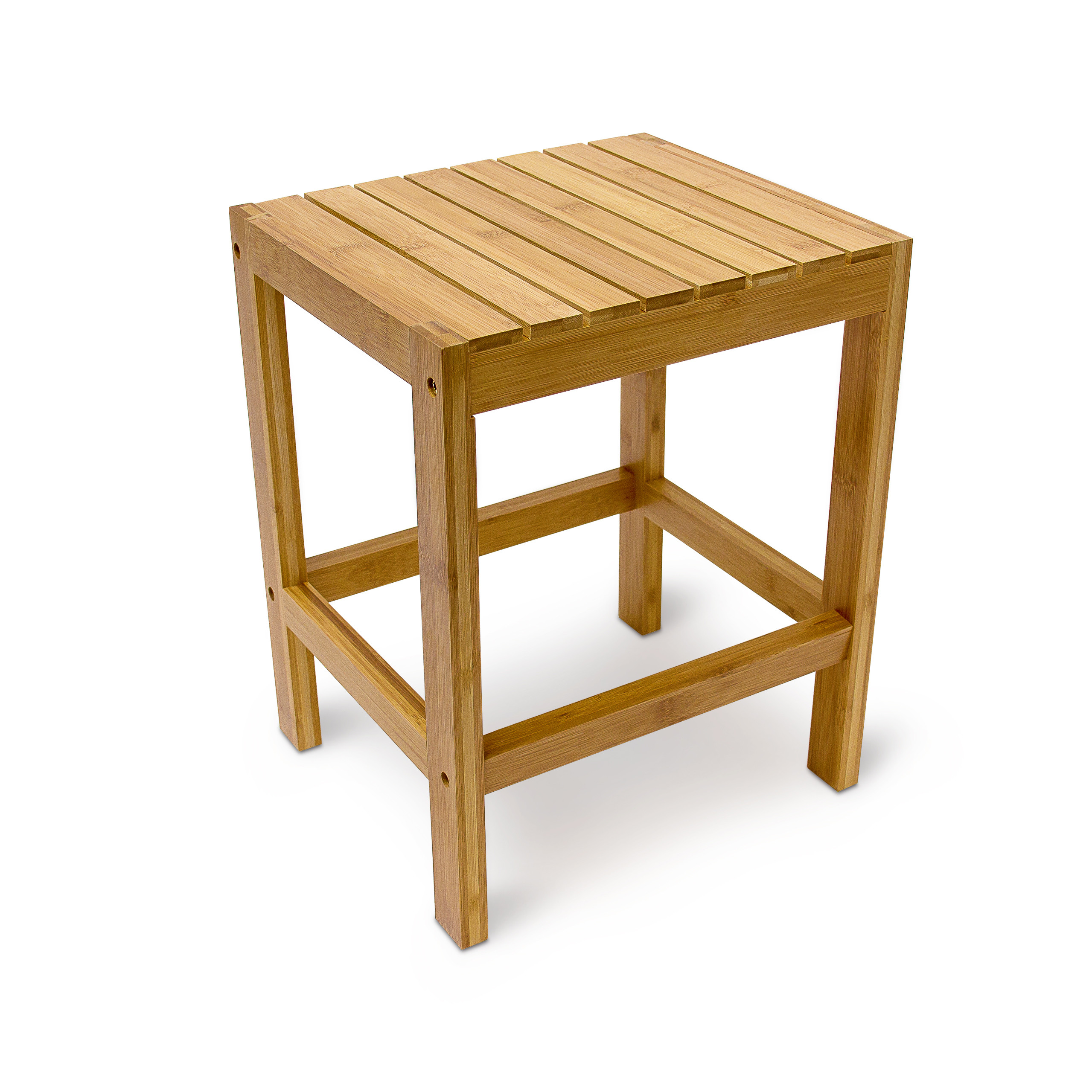 Ein kleiner Hocker aus hellem Holz mit vier Beinen und einer Sitzfläche aus Holzlamellen vor weißem Hintergrund.