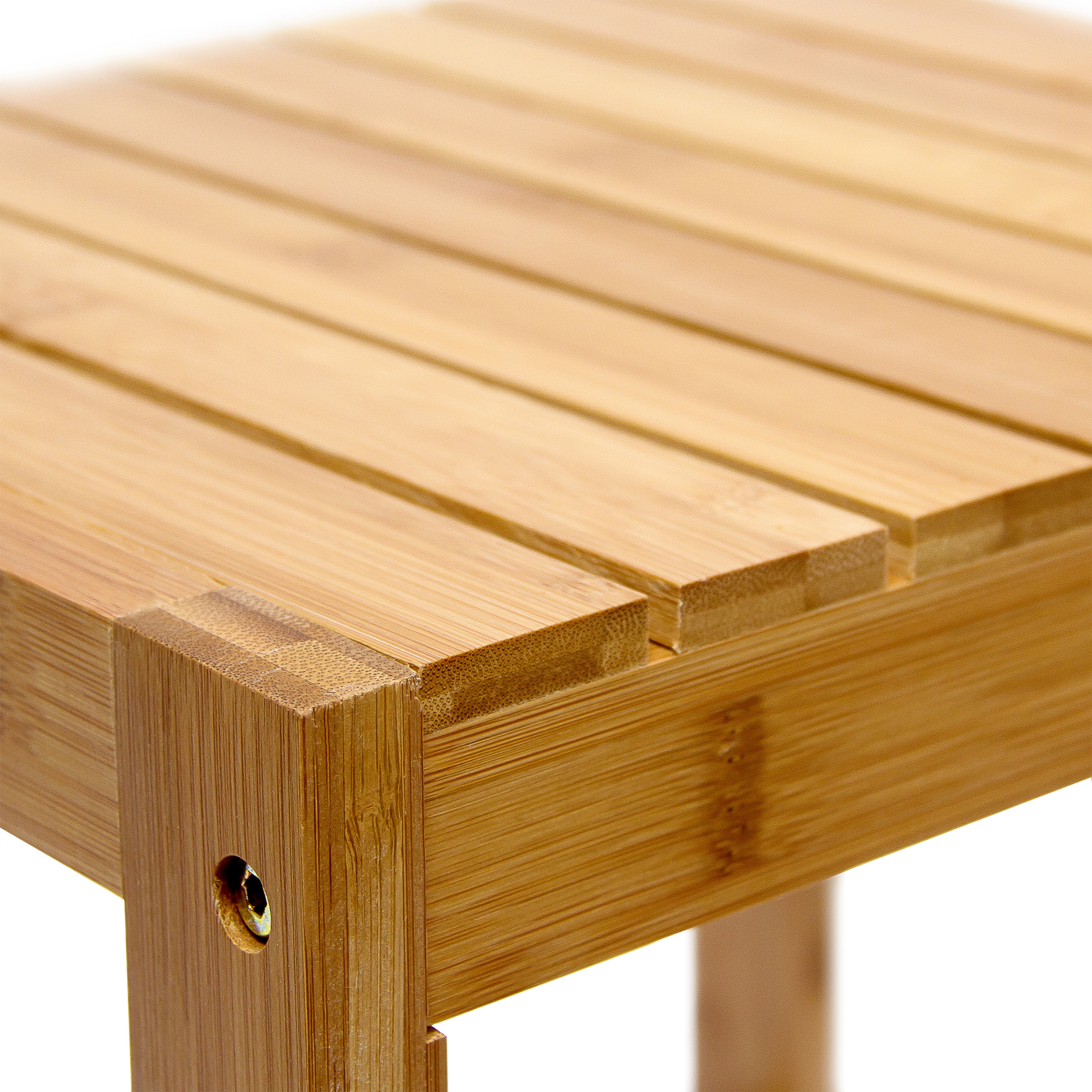 Nahaufnahme einer Holzlattenoberfläche und eines Eckbeins mit sichtbarer Metallschnalle.