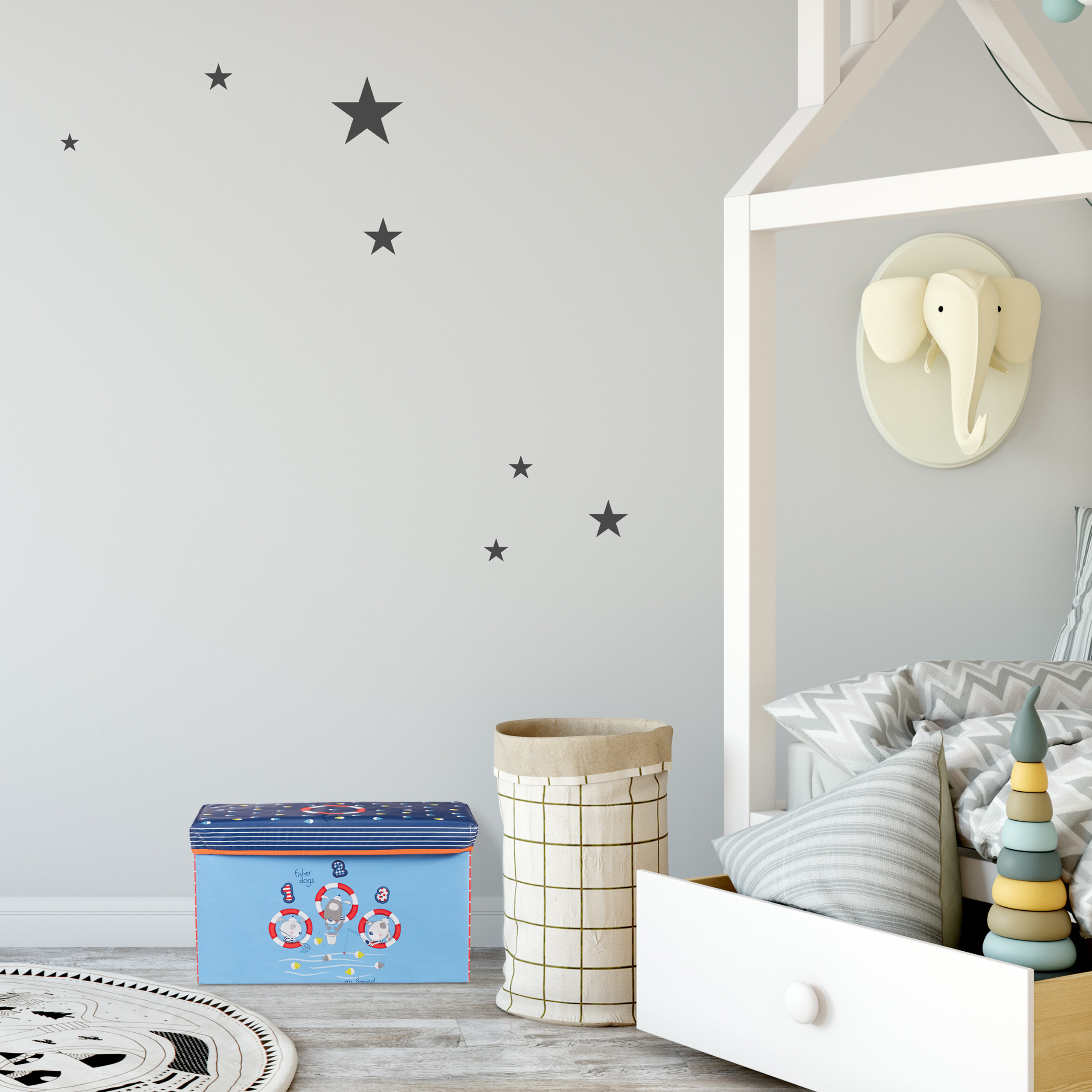 Kinderzimmer mit weißem Bett, Elefanten-Wanddeko, blauer Spielzeugkiste, Stoffkorb und Sternenaufklebern.