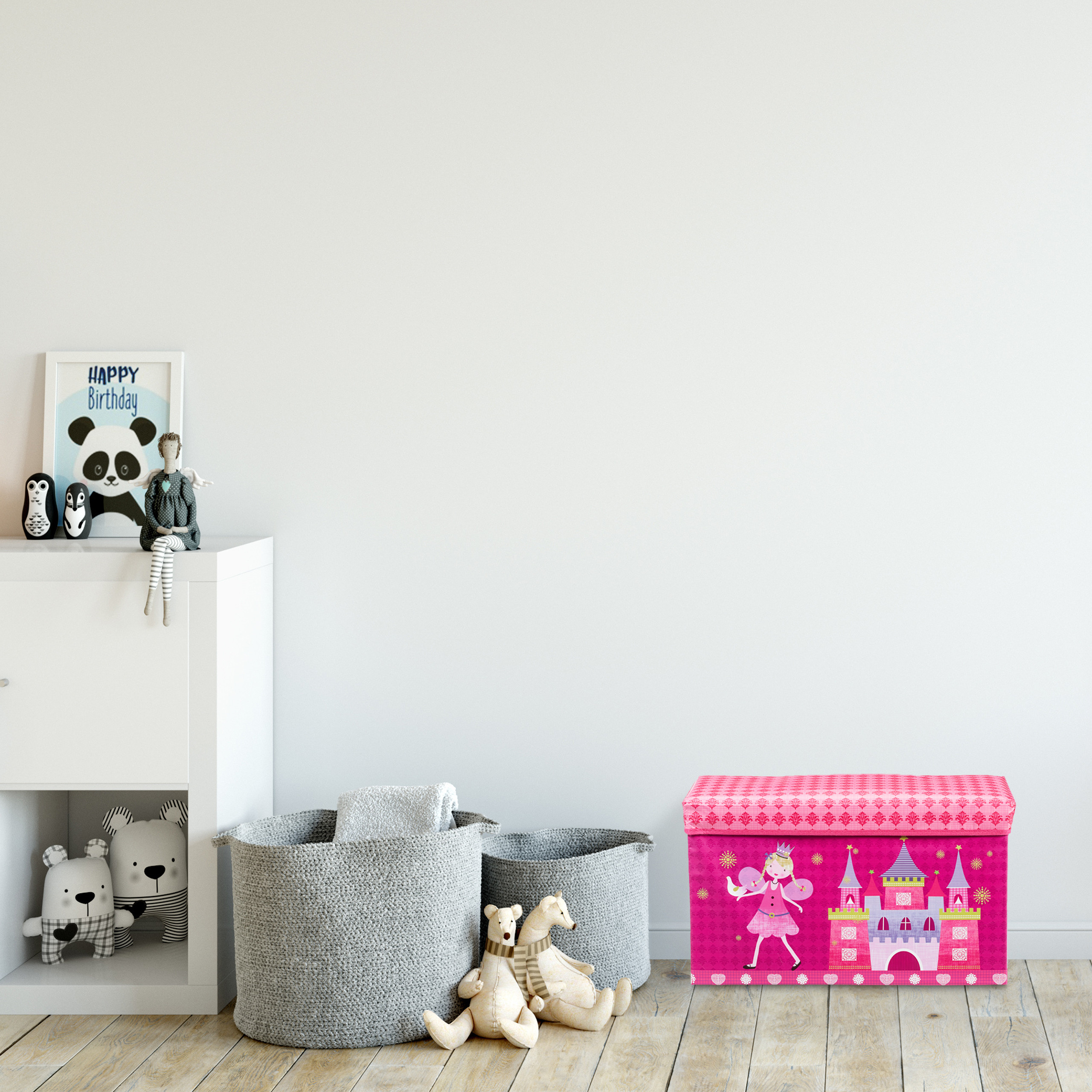 Ein Kinderzimmer mit weißen Wänden, weißem Schrank, grauen Körben, Stofftieren und einer rosa Spielzeugkiste.