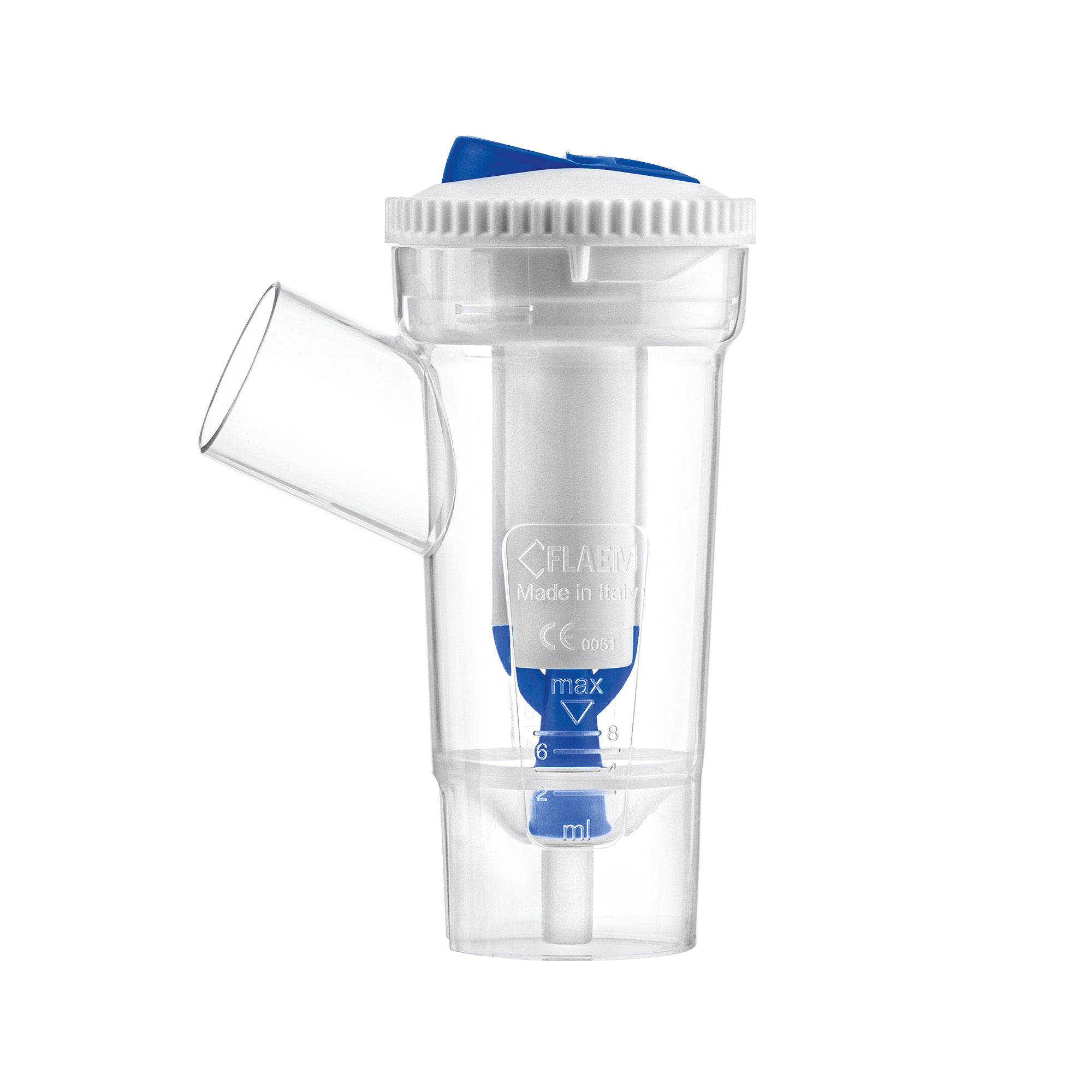 Ein klarer Plastik-Inhalatorbecher mit blauer Kappe und Innenteilen vor weißem Hintergrund.