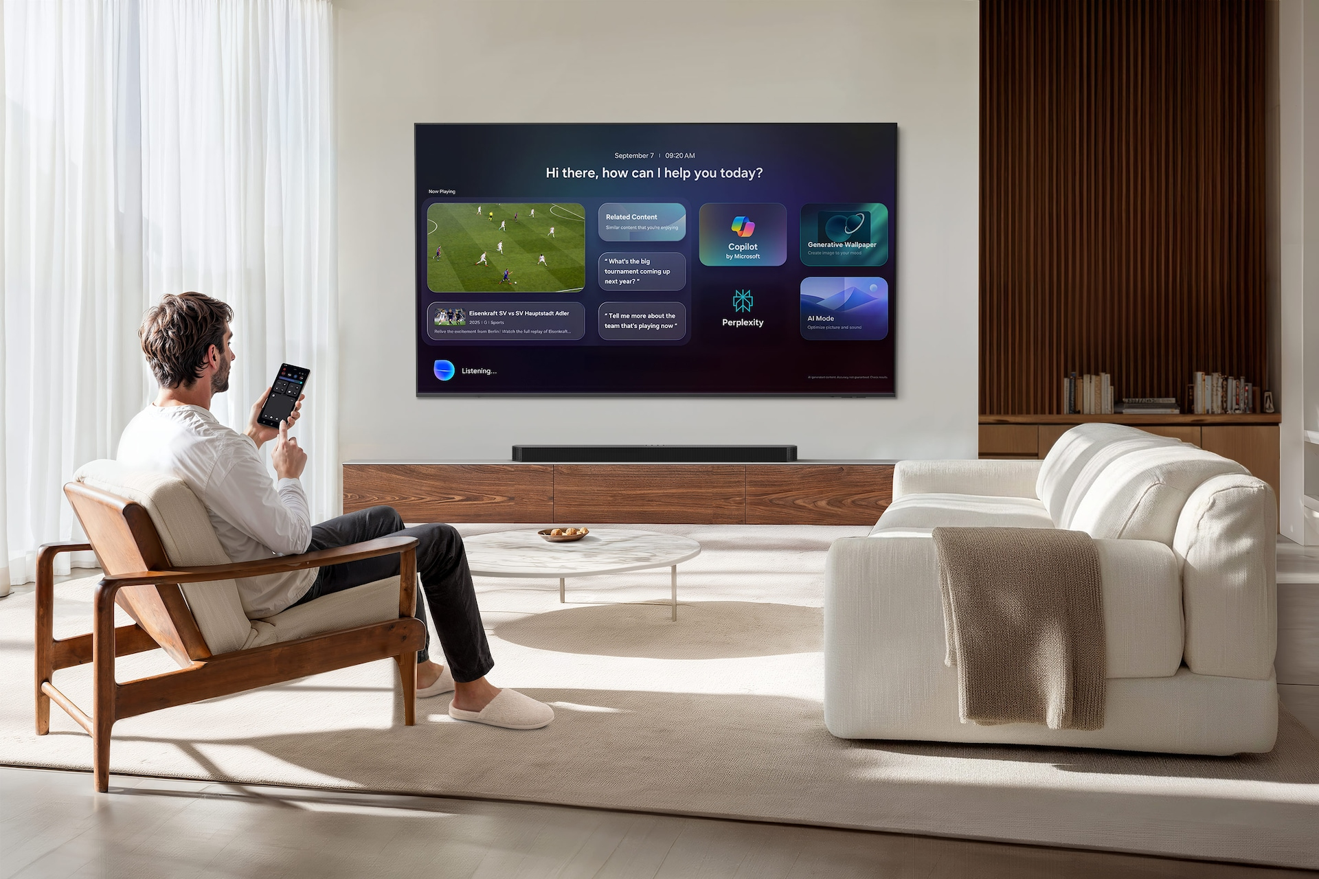 Un hombre sentado en un sillón usa un control remoto para navegar por una interfaz de smart TV con aplicaciones y fútbol.