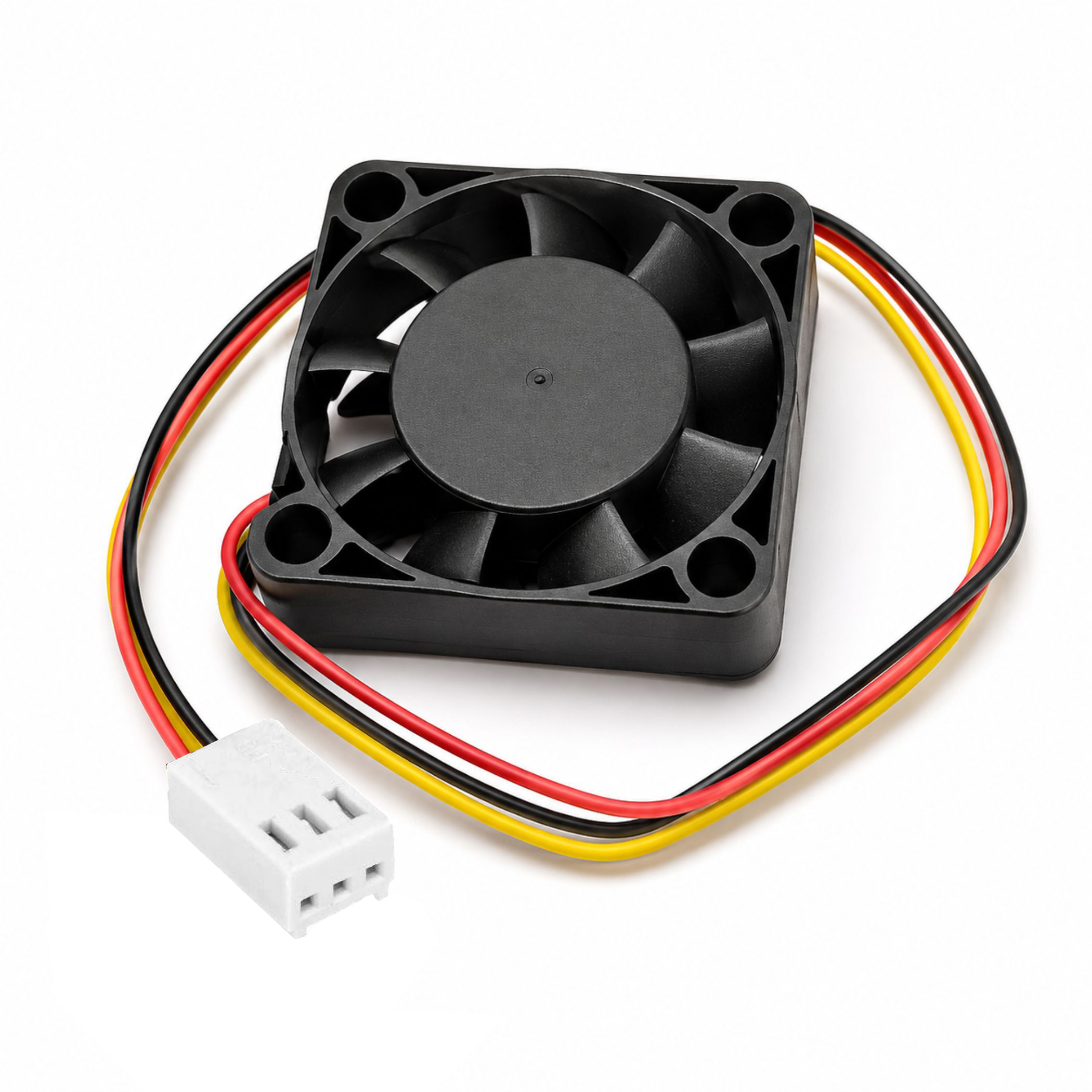 Ein kleiner schwarzer PC-Lüfter mit rotem, gelbem und schwarzem Kabel sowie einem weißen Stecker auf weißem Grund.