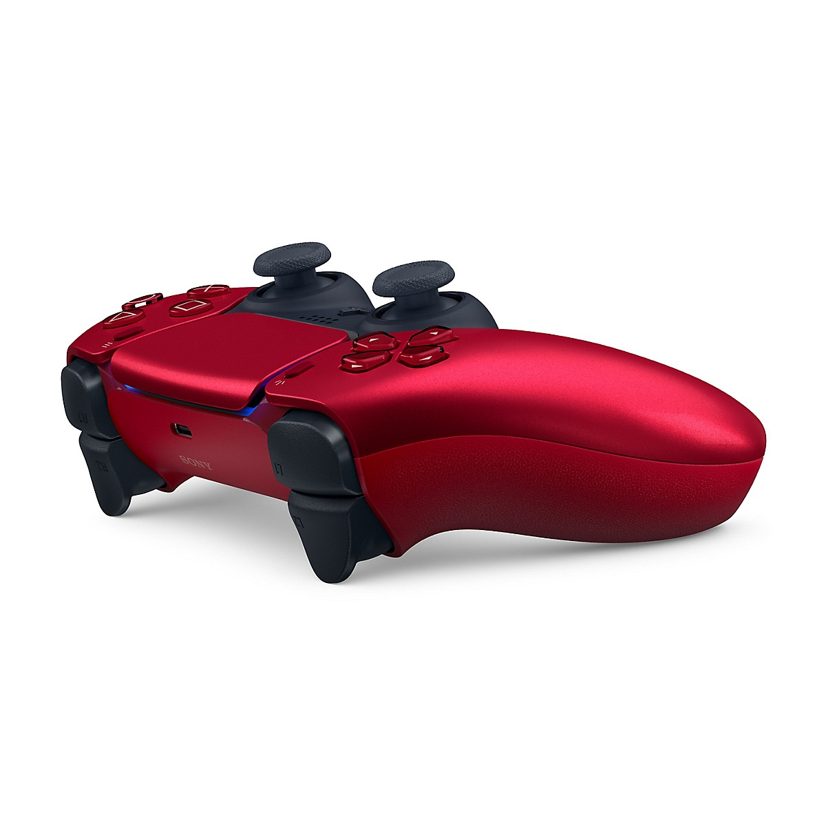 Un controller wireless per PlayStation 5 rosso su sfondo bianco.