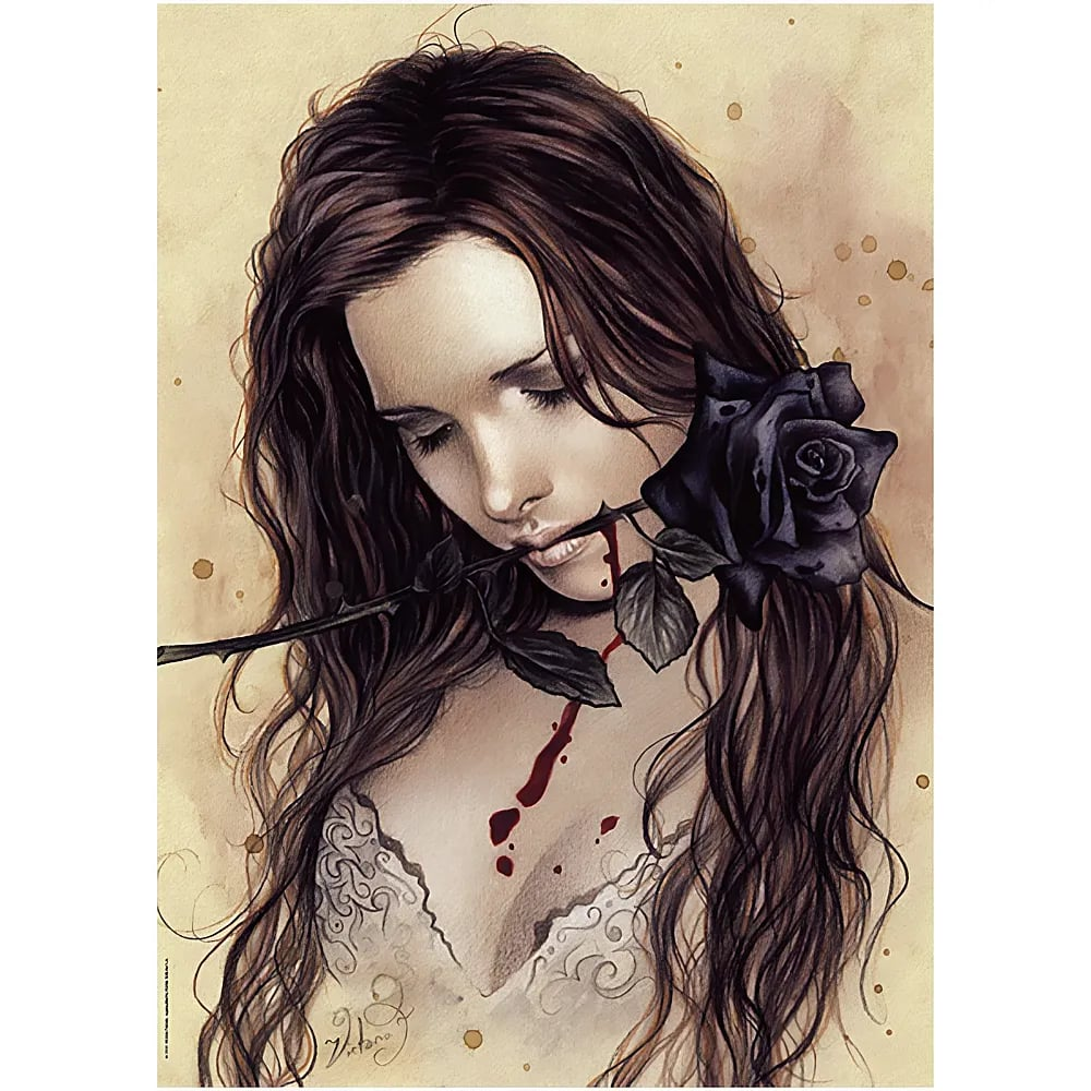 Eine Frau mit langem braunen Haar hält eine schwarze Rose im Mund, mit Bluttropfen auf der Brust.