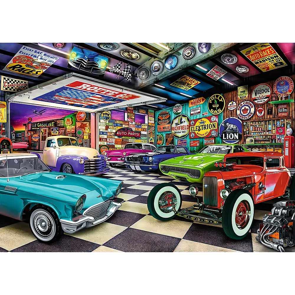 Eine bunte Autowerkstatt mit klassischen Autos auf Schachbrettboden und Wänden voller Vintage-Schilder.