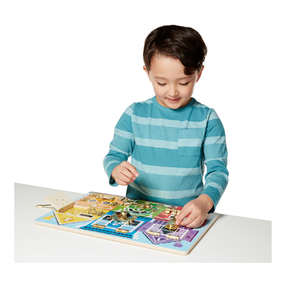 Un bambino con una maglietta a righe blu e bianche gioca con una tavola didattica in legno colorata.