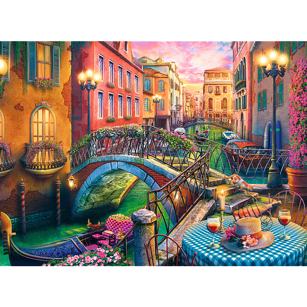 Eine malerische venezianische Kanalszene bei Sonnenuntergang mit Brücke, Gondel und einem gedeckten Tisch.