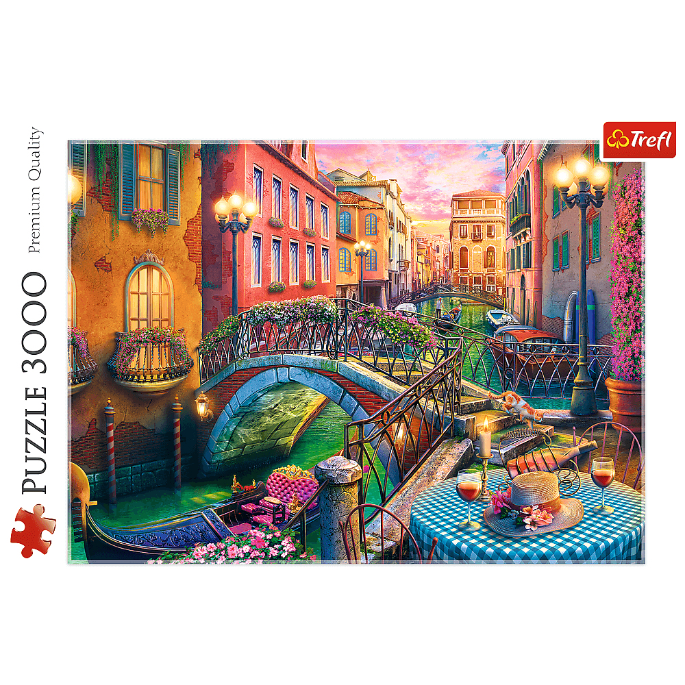 Eine bunte Venedig-Kanalszene bei Sonnenuntergang mit einer Steinbrücke, einer Gondel und einem Tisch für zwei im Vordergrund.