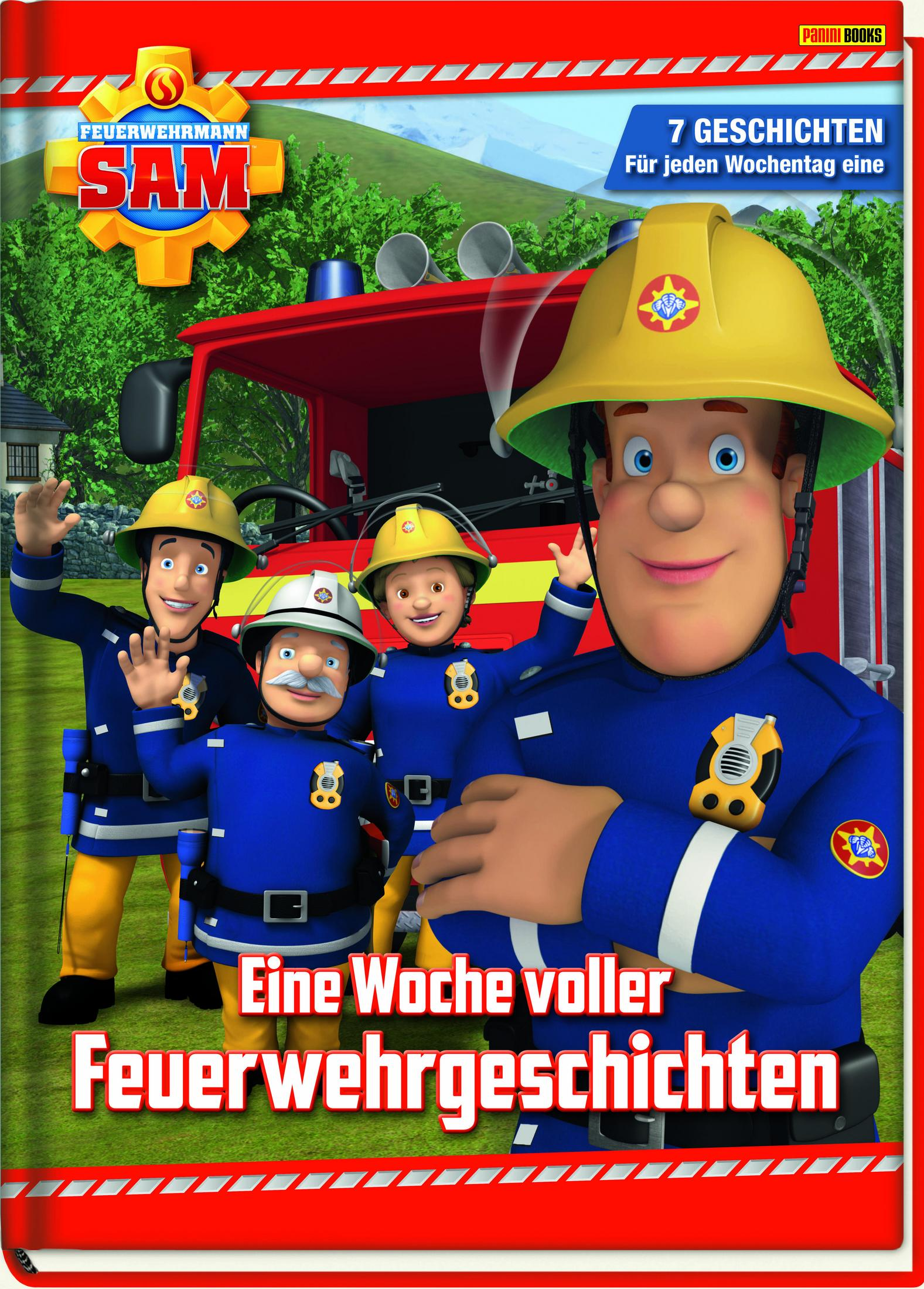Vier Feuerwehrleute in blauen Uniformen und gelben Helmen stehen vor einem roten Einsatzwagen in einer grünen Landschaft.