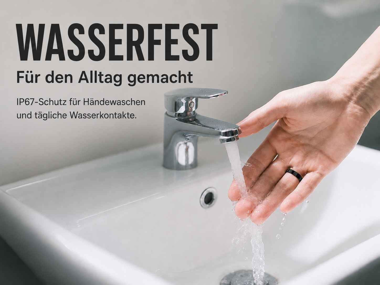 Hand wäscht sich unter fließendem Wasser am Waschbecken mit dem Text WASSERFEST.