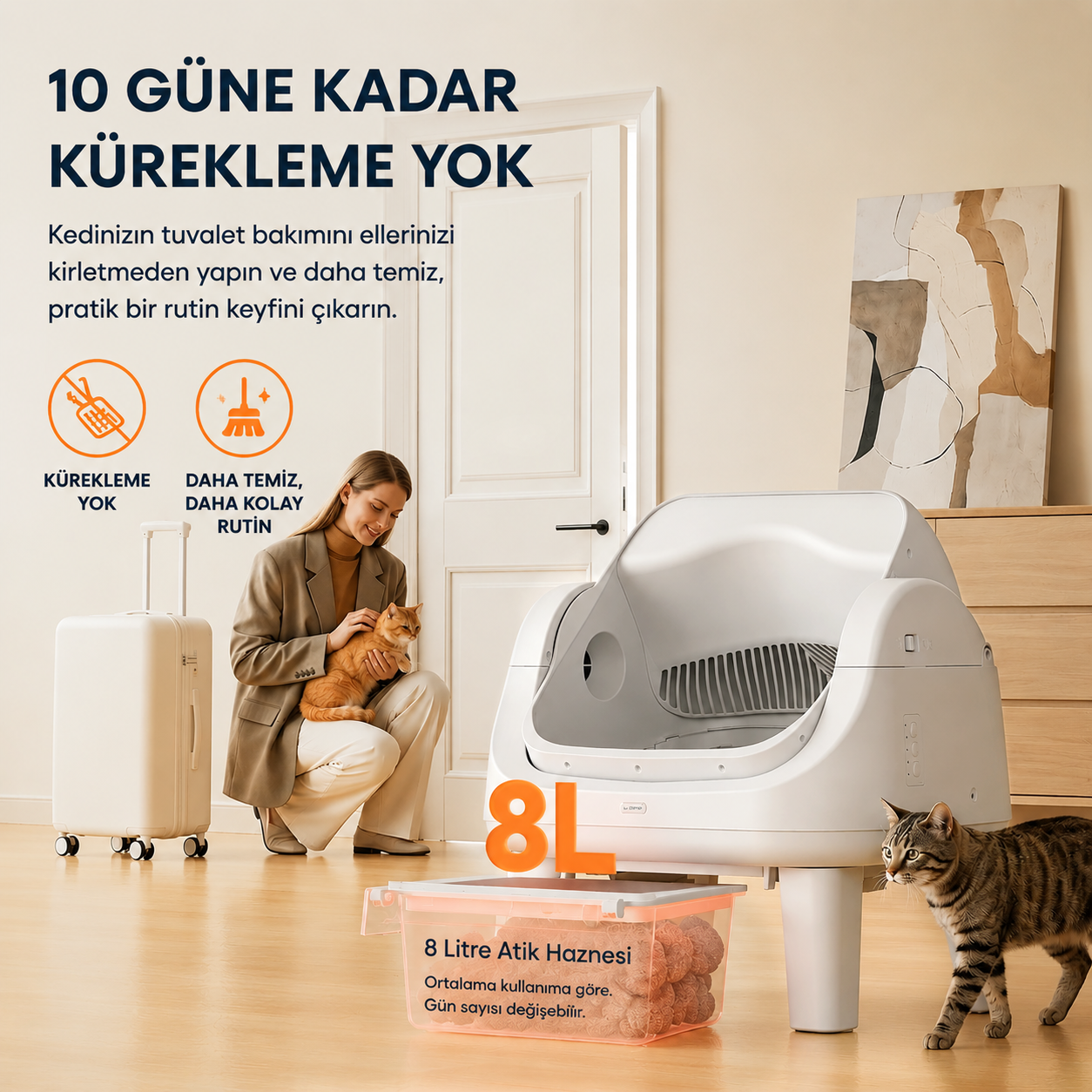 Bir kadın beyaz otomatik kedi tuvaleti, 8L atık haznesi, bavul ve tanıtım yazısının yanında kedi tutuyor.