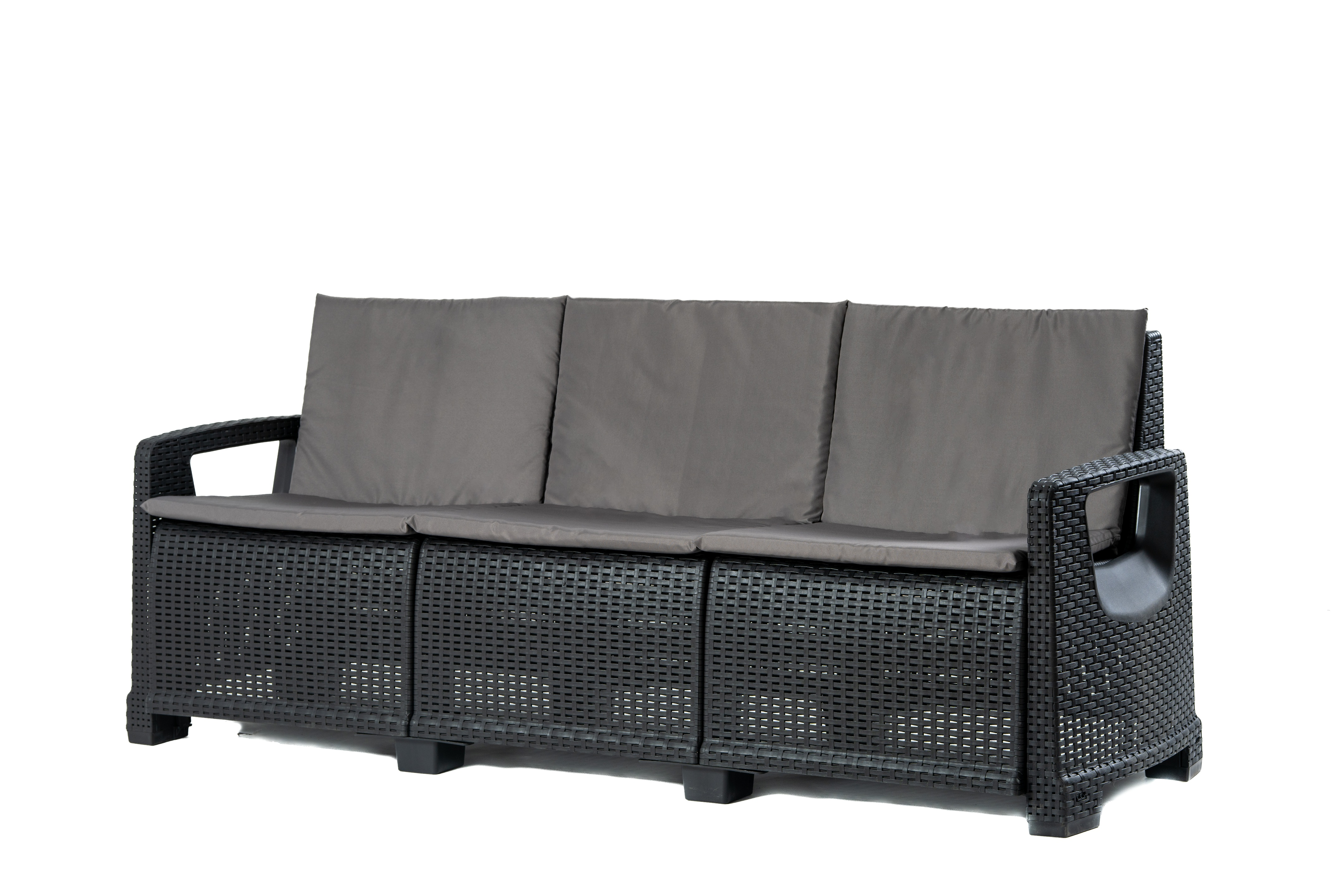 Ciemnoszara sofa ogrodowa z rattanu z grubymi szarymi poduszkami na białym tle.