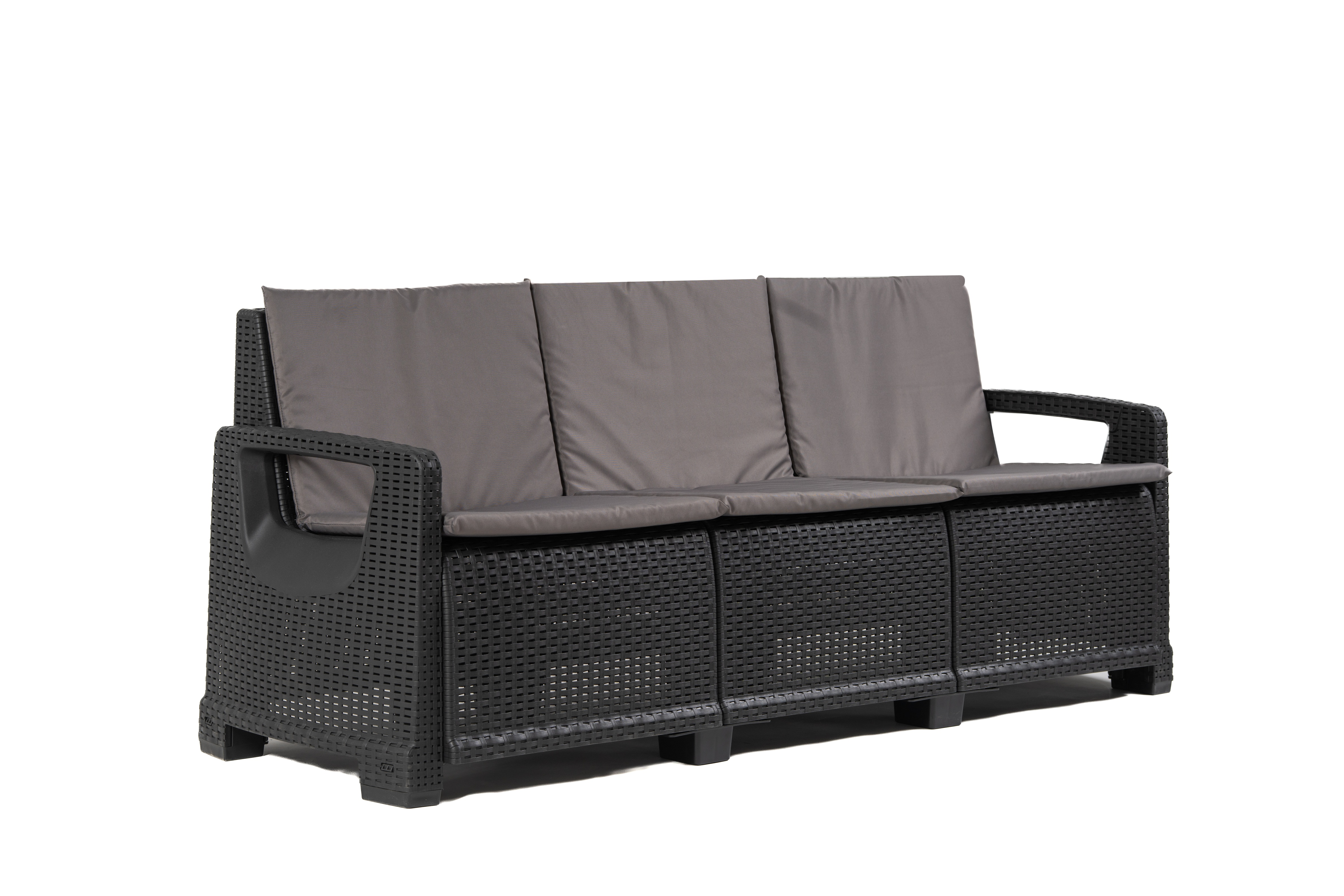 Czarna sofa ogrodowa z technorattanu z szarymi poduszkami na białym tle.