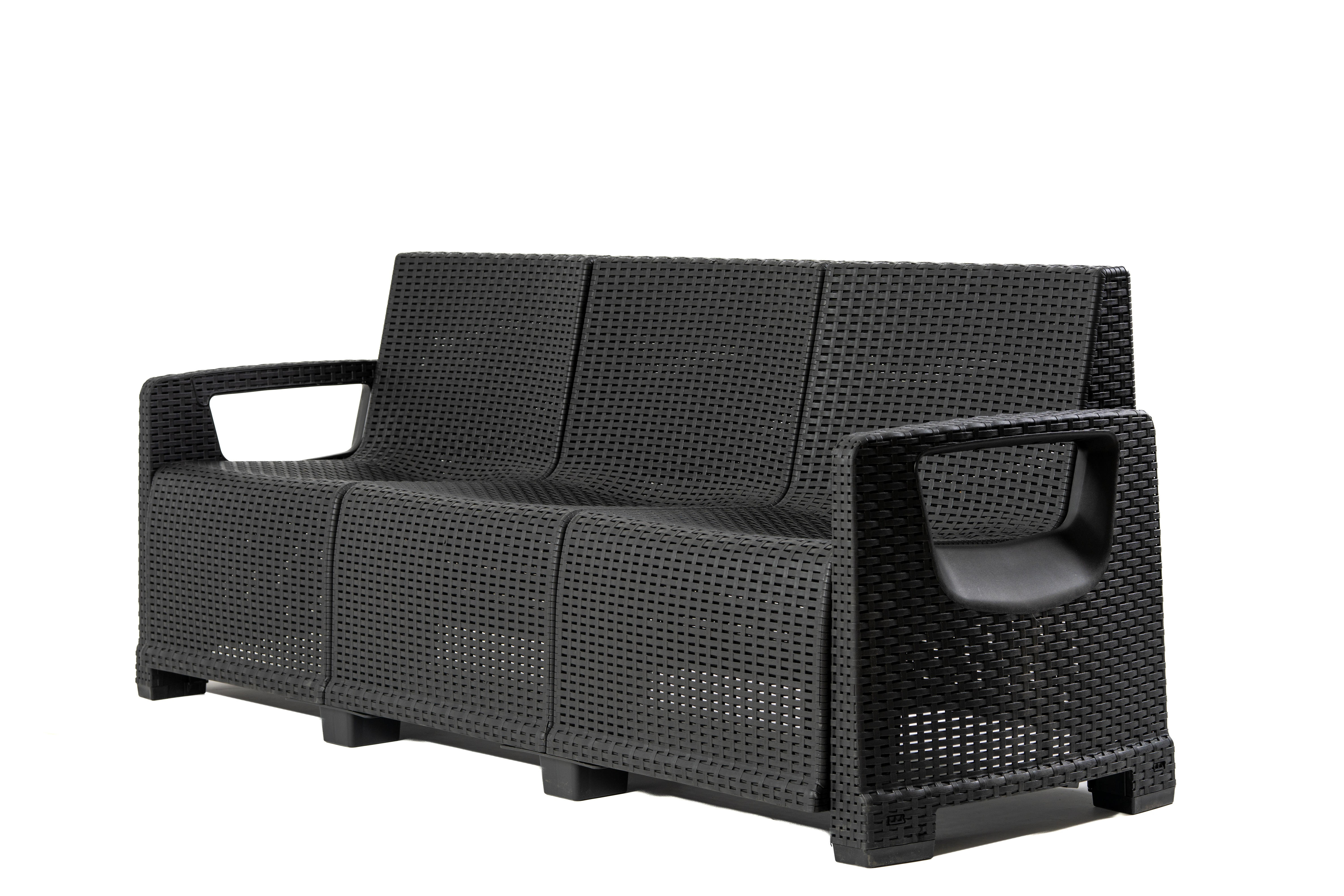 Nowoczesna czarna trzyosobowa sofa z rattanu na białym tle.