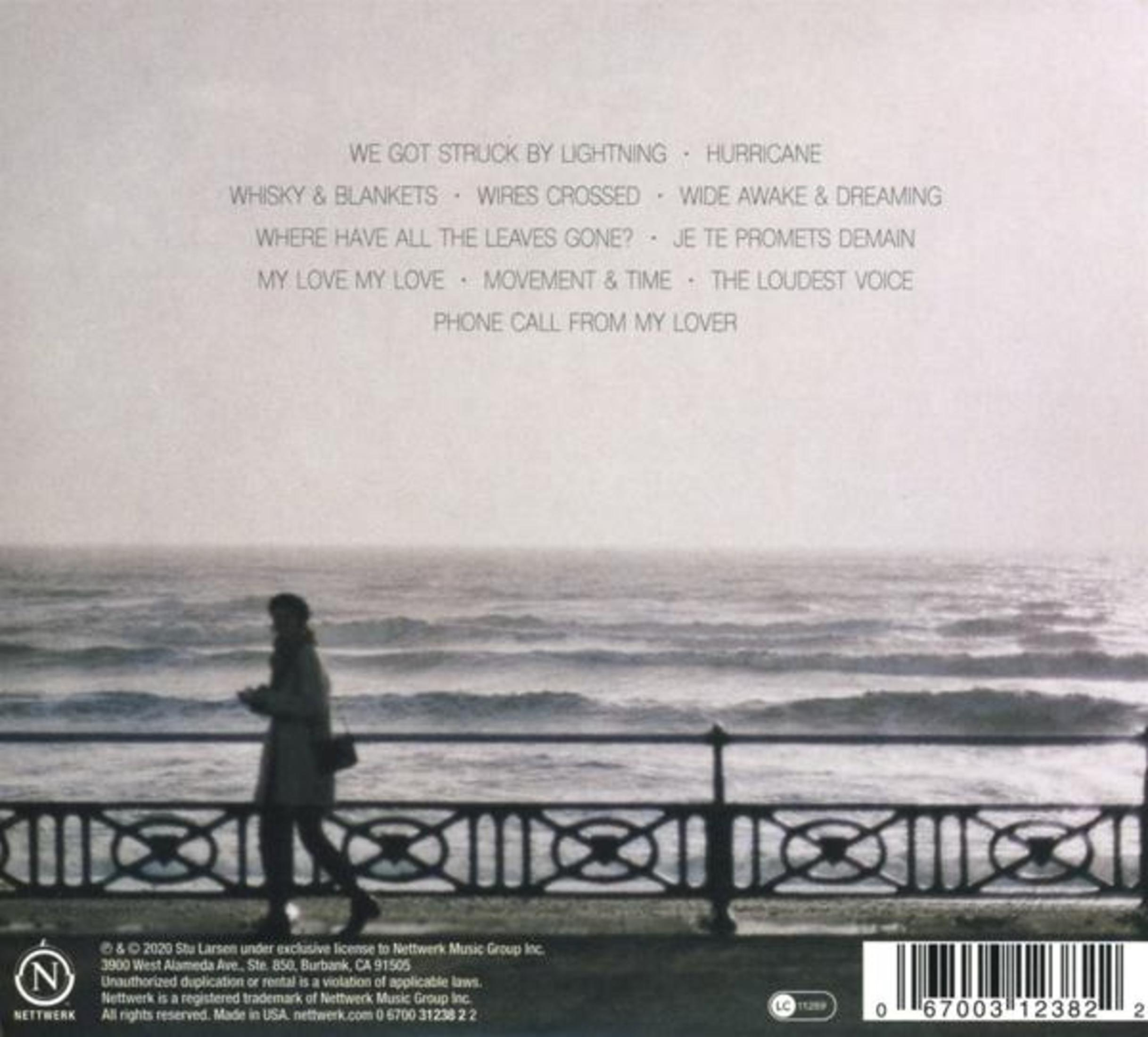 Album-Rückseite mit Songtiteln oben, einer Person am Meer in der Mitte und Rechtstexten unten.