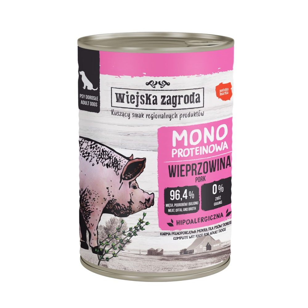 Lata de comida para perros con gráfico de cerdo, etiqueta rosa y blanca y fondo rural.