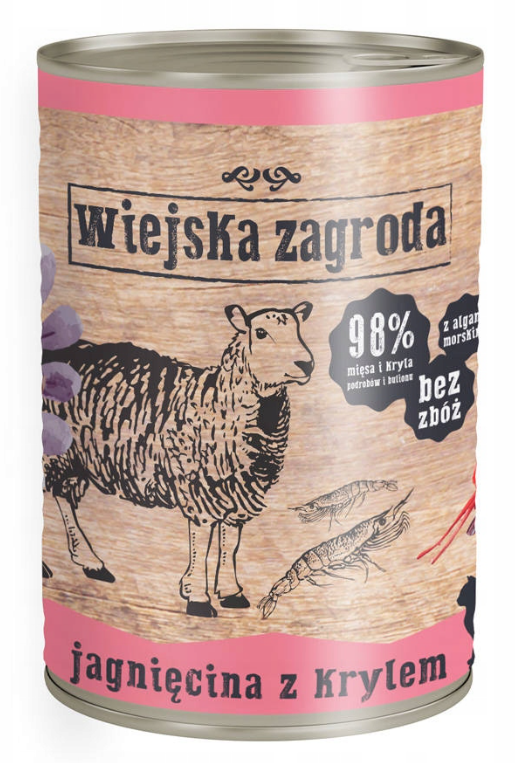 Puszka z karmą dla zwierząt z drewnianą etykietą przedstawia rysunek owcy, kryla oraz napis 'Wiejska zagroda'.