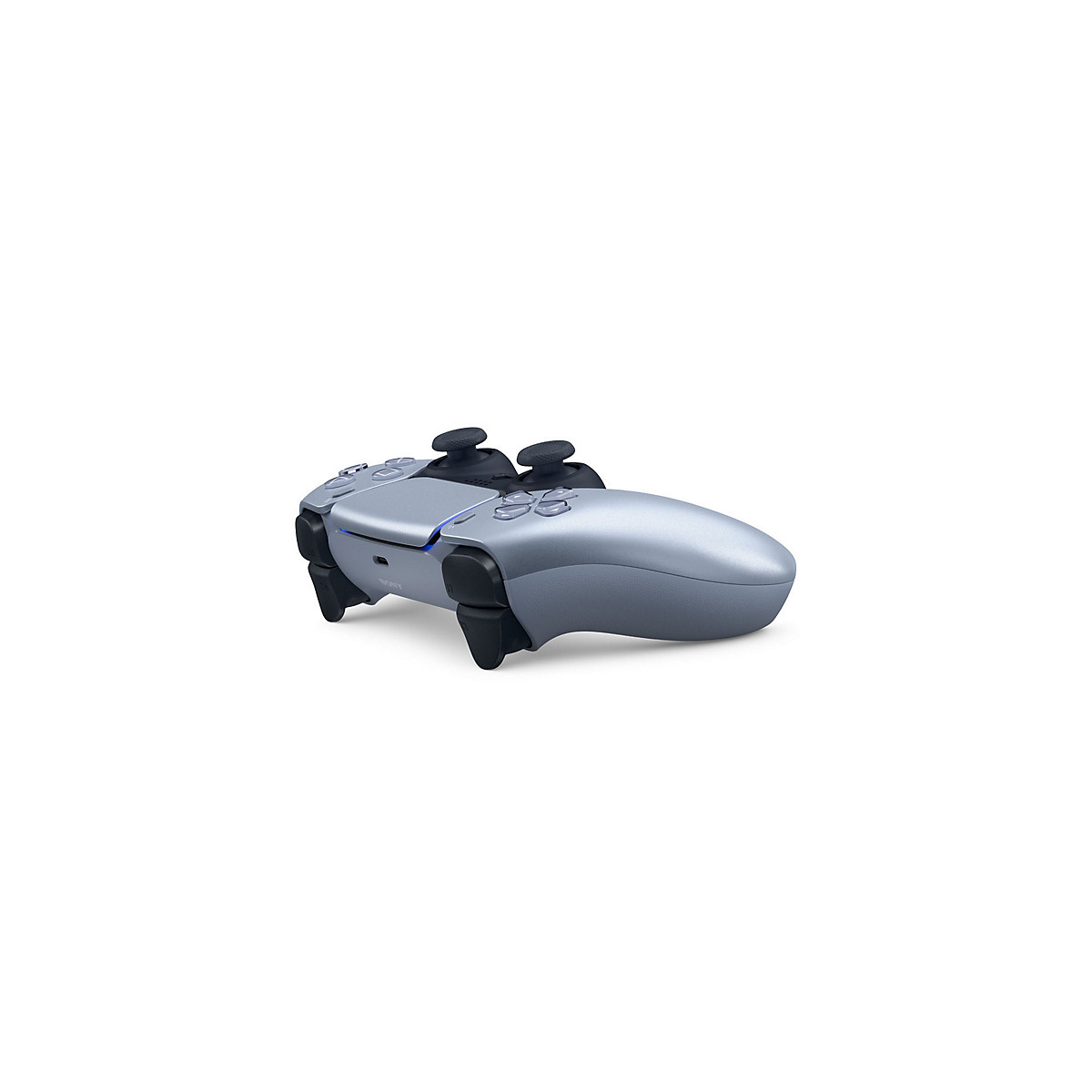 Srebrny bezprzewodowy kontroler PlayStation 5 DualSense spoczywa przekatnie na bialej powierzchni.