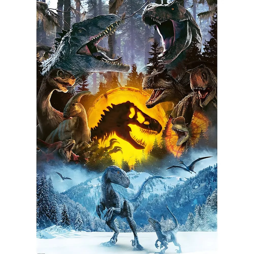 Verschiedene Dinosaurier vor einer leuchtenden Sonne und einer verschneiten Berglandschaft.