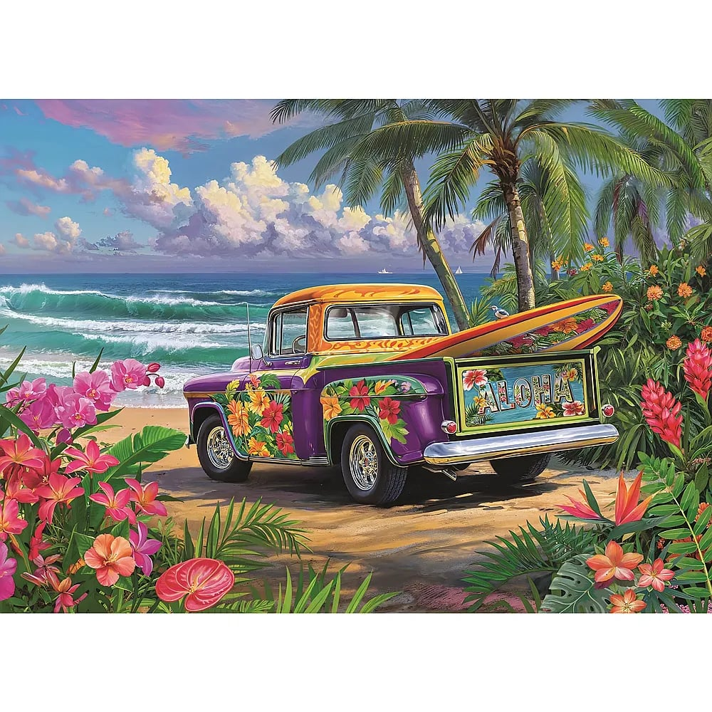 Ein geschmückter lila-orangefarbener Pick-up an einem tropischen Strand mit Palmen, Meereswellen und bunten Blumen.